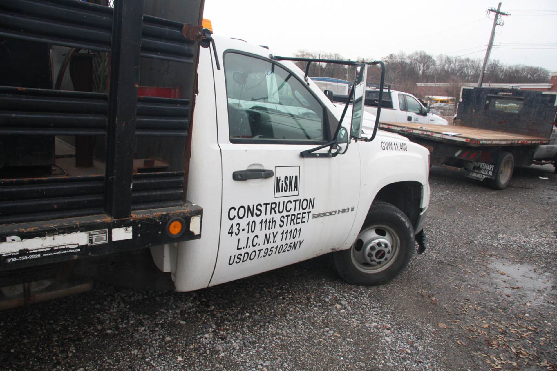 2007 GMC 3500HD 12' STAKE BODY TRUCK, AUTOMATIC, APPROXIMATELY 20,011 MILES, VIN: GDJC34K17E585253 - Image 9 of 19