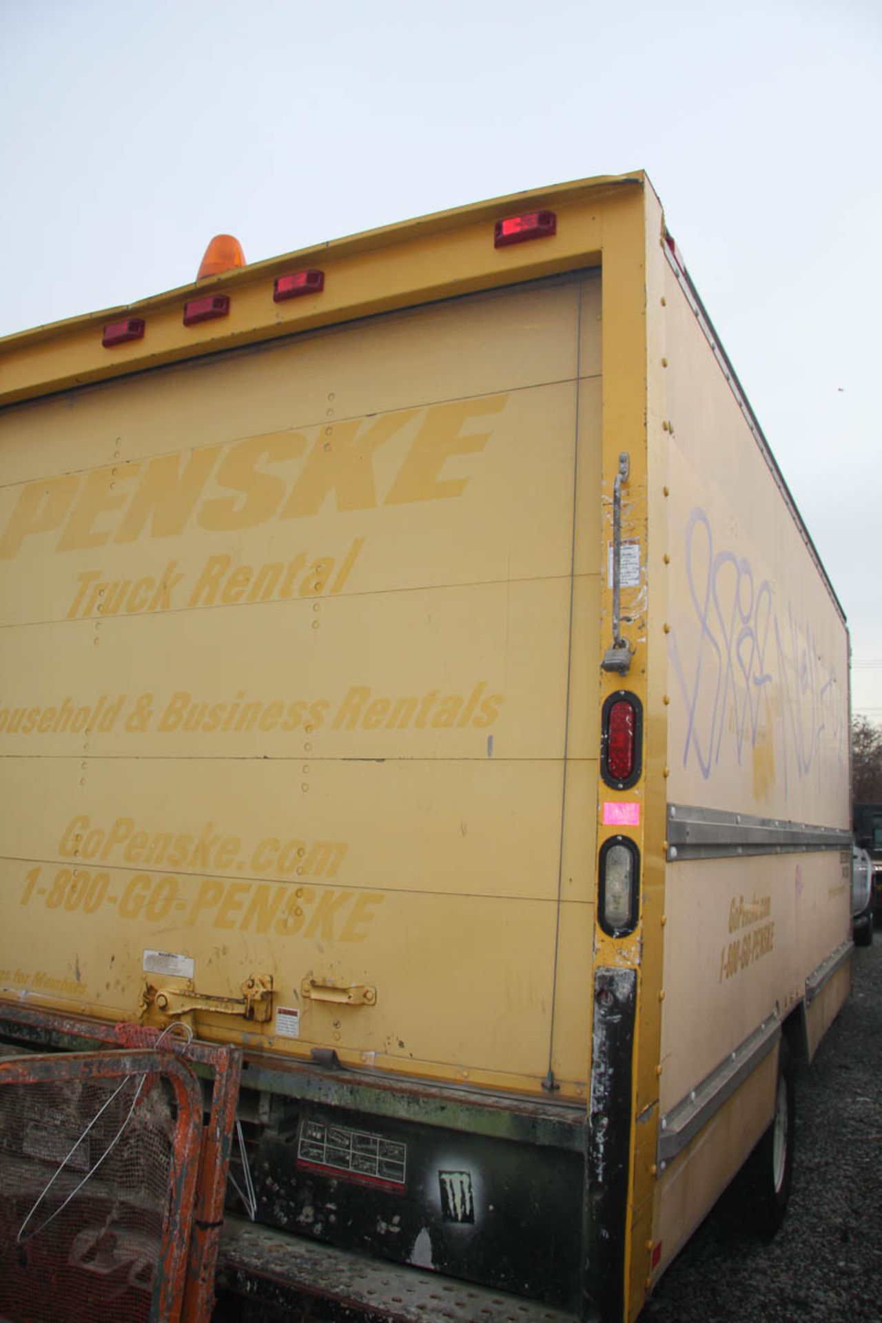 2008 GMC 15' BOX TRUCK, BUCKET SEATS, DUAL REAR TIRES, SLIDE OUT LOADING RAMP, ROLL-UP DOOR, - Image 8 of 13