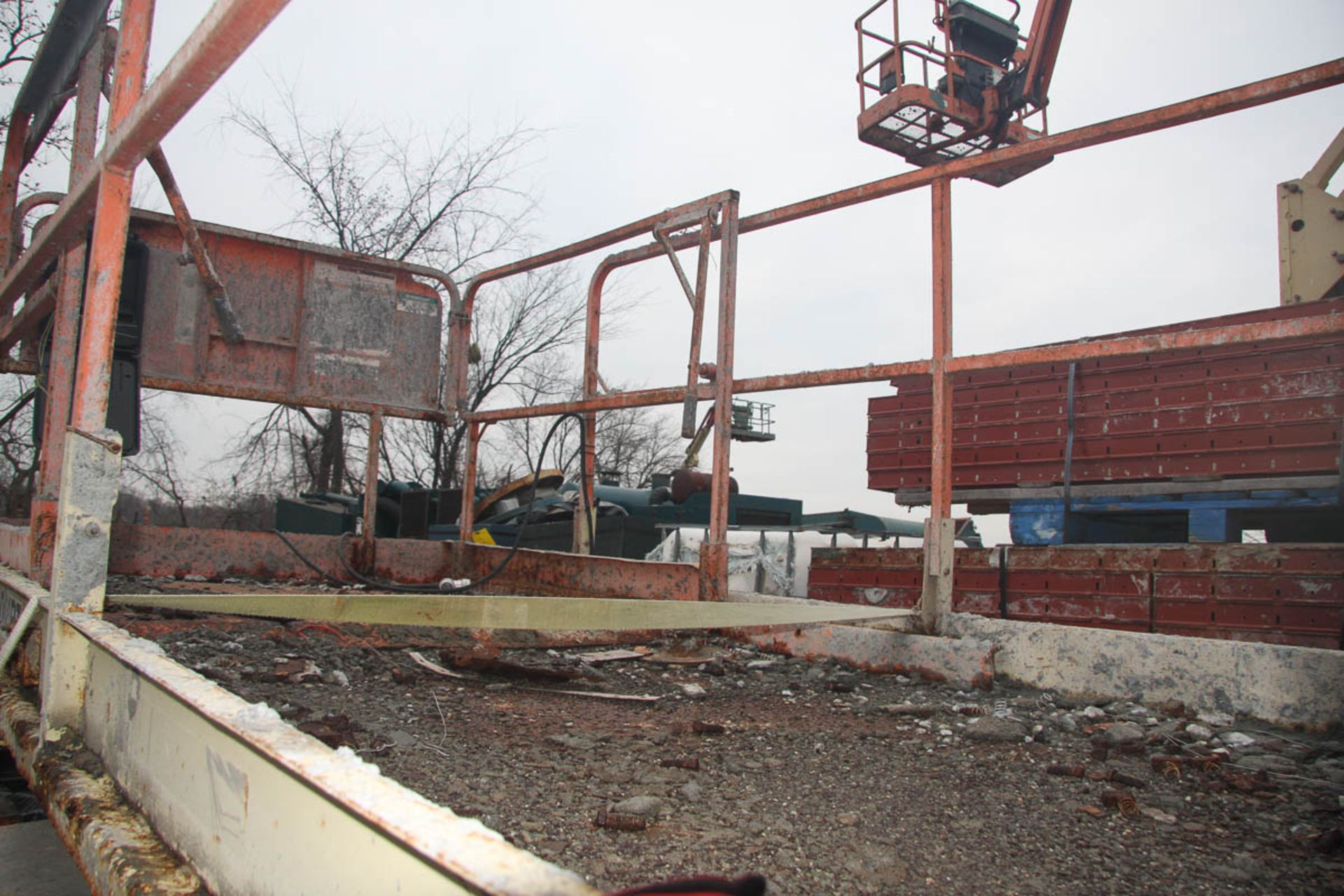 JLG 260MRT SCISSOR LIFT, 26' MAX PLATFORM HEIGHT, 1250# CAPACITY, APPROXIMATELY 2830 HOURS, S/N: N/A - Image 4 of 9