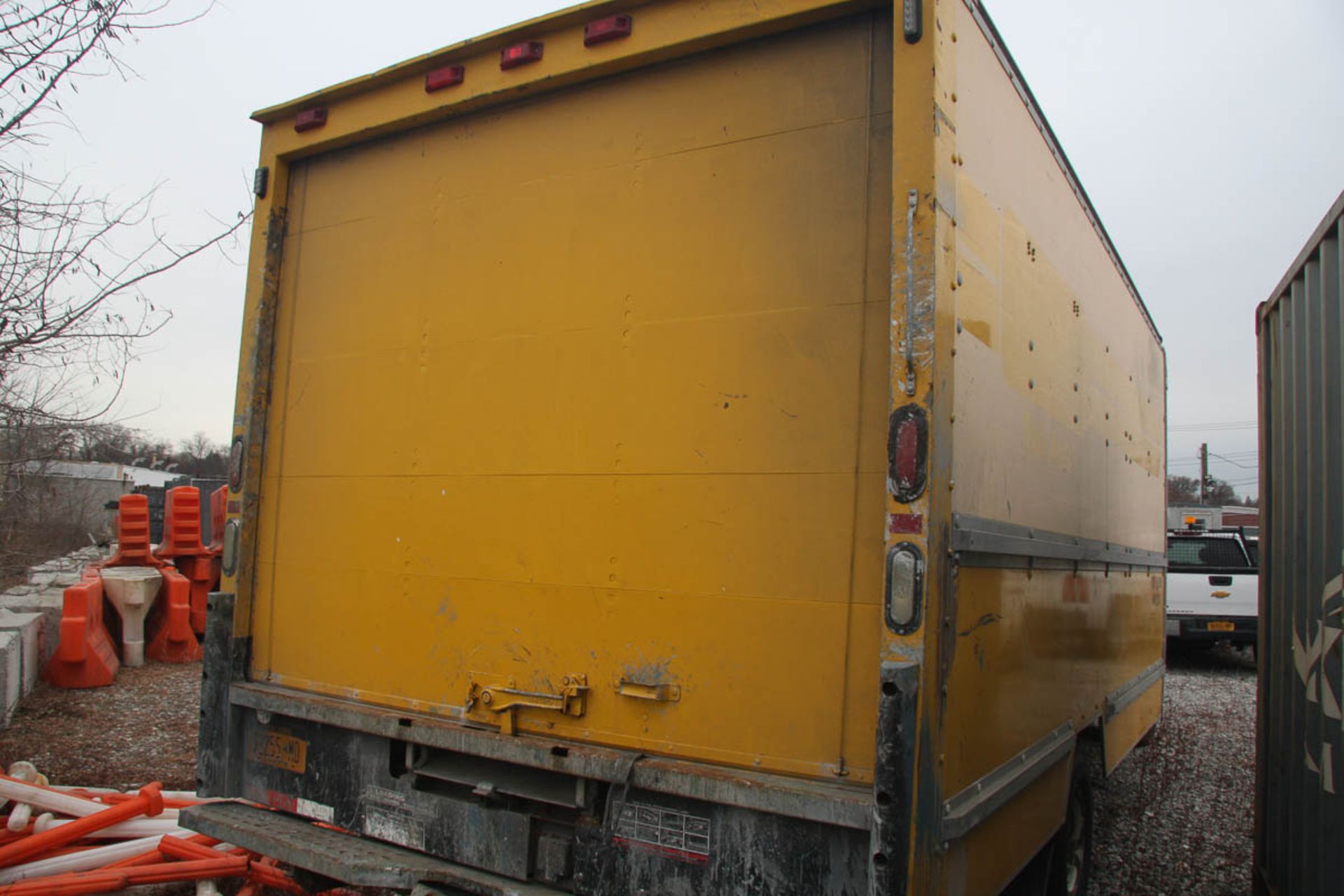 2008 GMC 15' BOX TRUCK, MORGAN BOX BODY, DUAL REAR WHEELS, SLIDE-OUT LOADING RAMP, APPROXIMATELY - Image 12 of 15