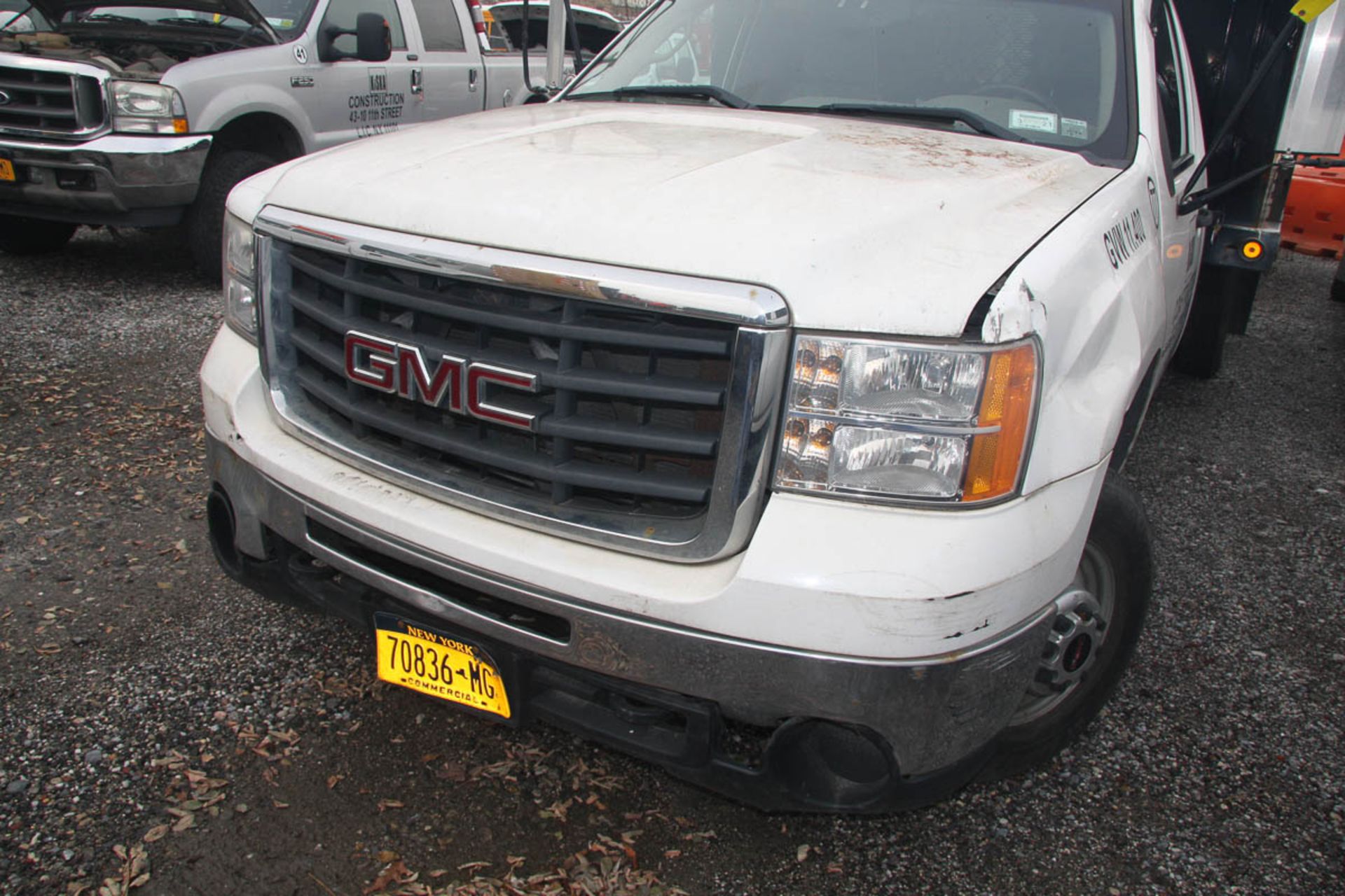 2007 GMC 3500HD 12' STAKE BODY TRUCK, AUTOMATIC, APPROXIMATELY 20,011 MILES, VIN: GDJC34K17E585253 - Image 4 of 19