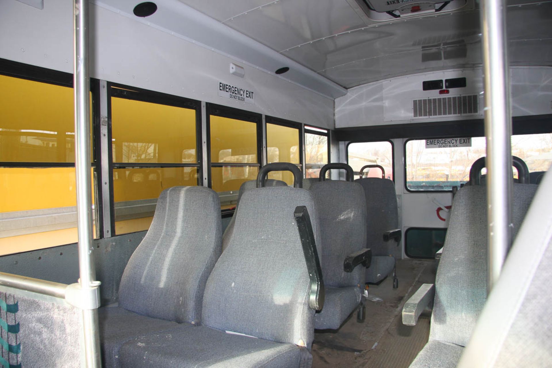 2009 CHEVY G4500 14-SEAT PASSENGER BUS, EMERGENCY REAR EXIT, APPROXIMATELY 120,801 MILES, VIN: - Image 8 of 14