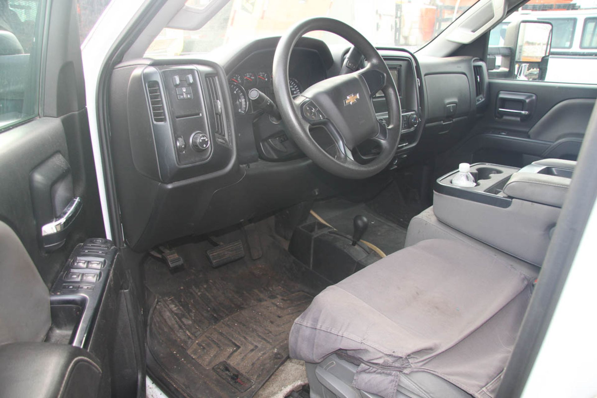 2015 CHEVY 2500HD SILVERADO PICKUP TRUCK, CREW CAB, 4-WHEEL DRIVE, AUTOMATIC, POWER WINDOWS & DOORS, - Image 4 of 11