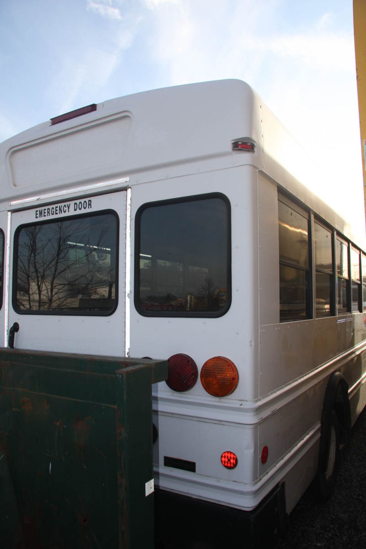 2009 CHEVY G4500 14-SEAT PASSENGER BUS, EMERGENCY REAR EXIT, APPROXIMATELY 120,801 MILES, VIN: - Image 3 of 14