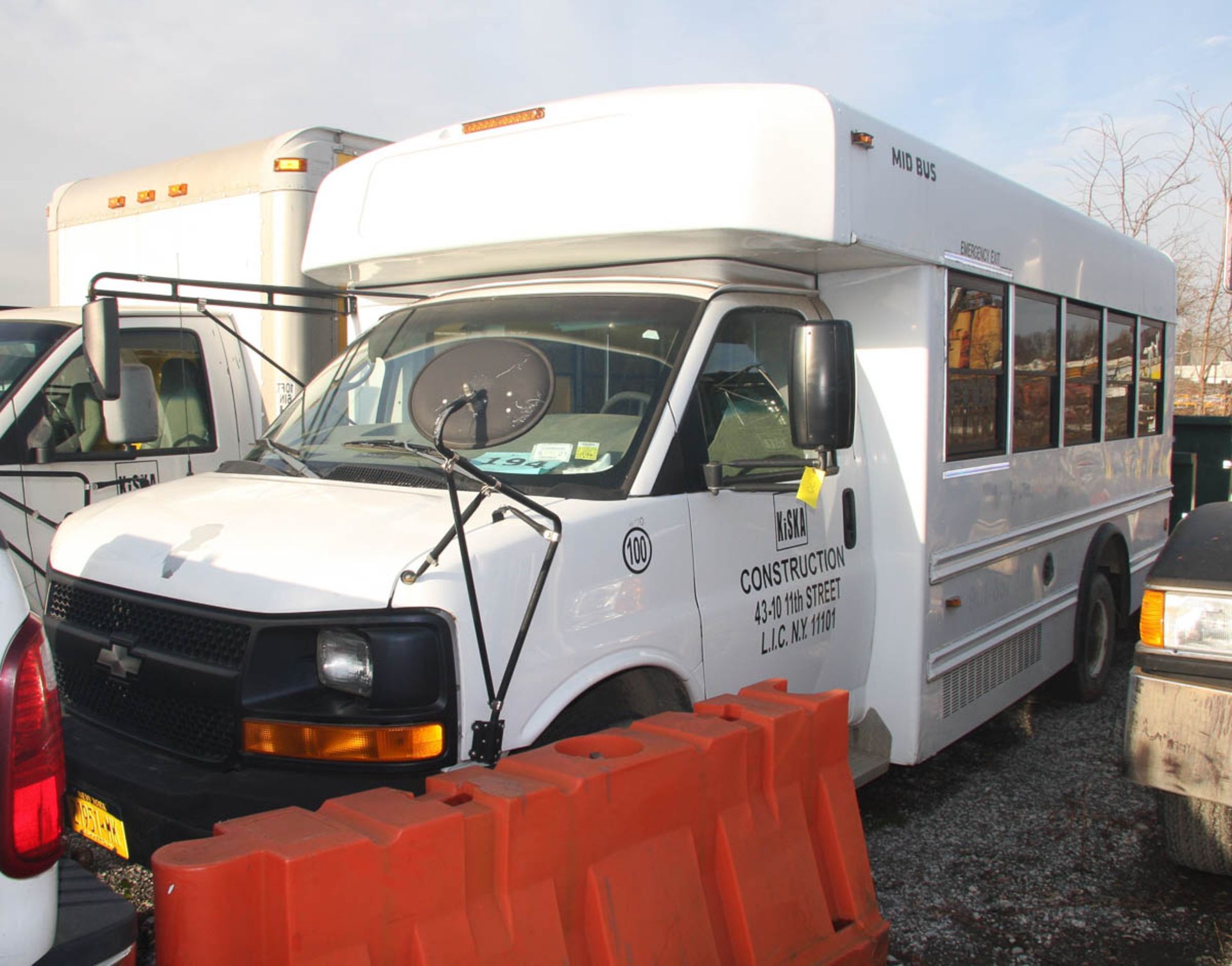 2009 CHEVY G4500 14-SEAT PASSENGER BUS, EMERGENCY REAR EXIT, APPROXIMATELY 120,801 MILES, VIN: