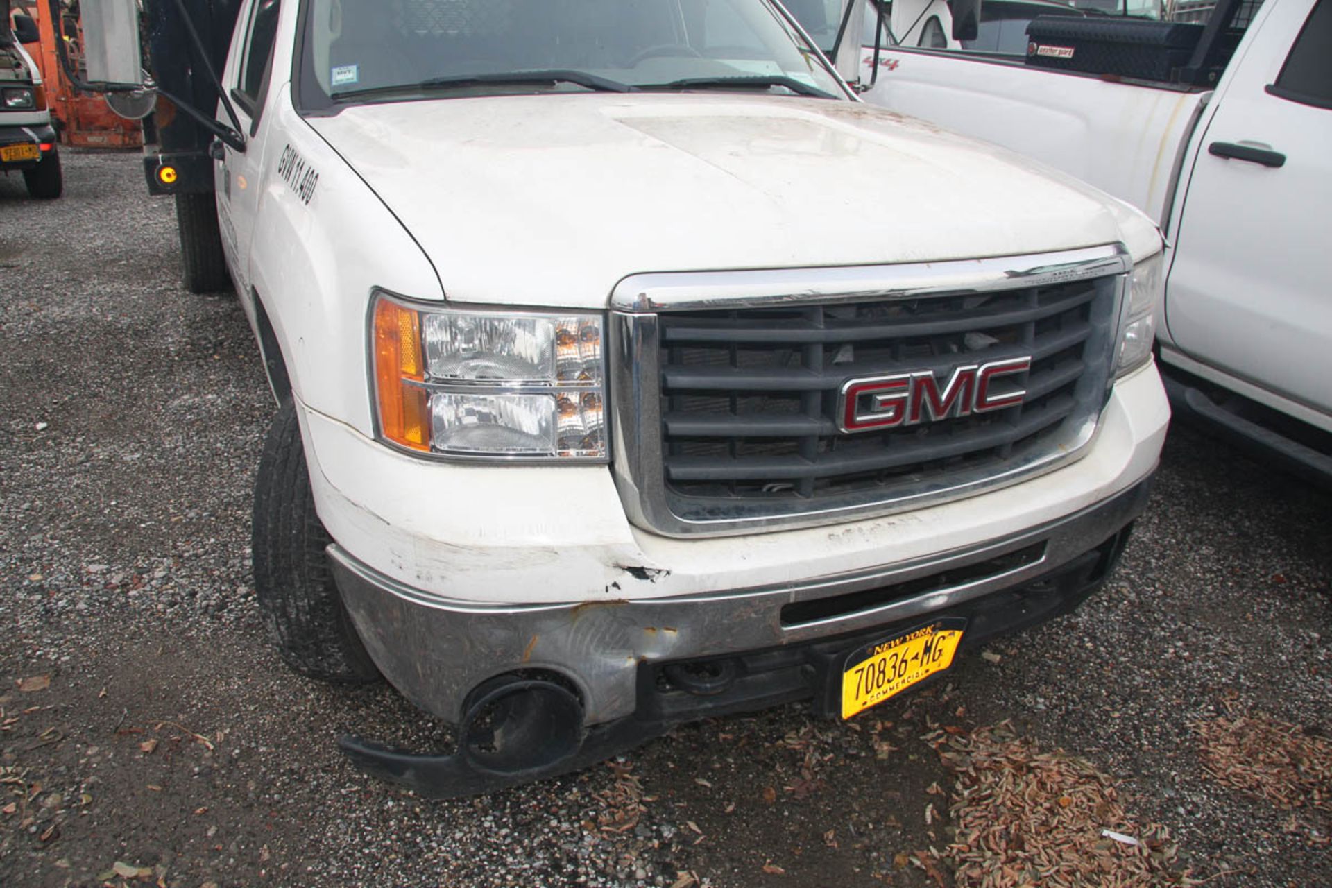 2007 GMC 3500HD 12' STAKE BODY TRUCK, AUTOMATIC, APPROXIMATELY 20,011 MILES, VIN: GDJC34K17E585253 - Image 3 of 19
