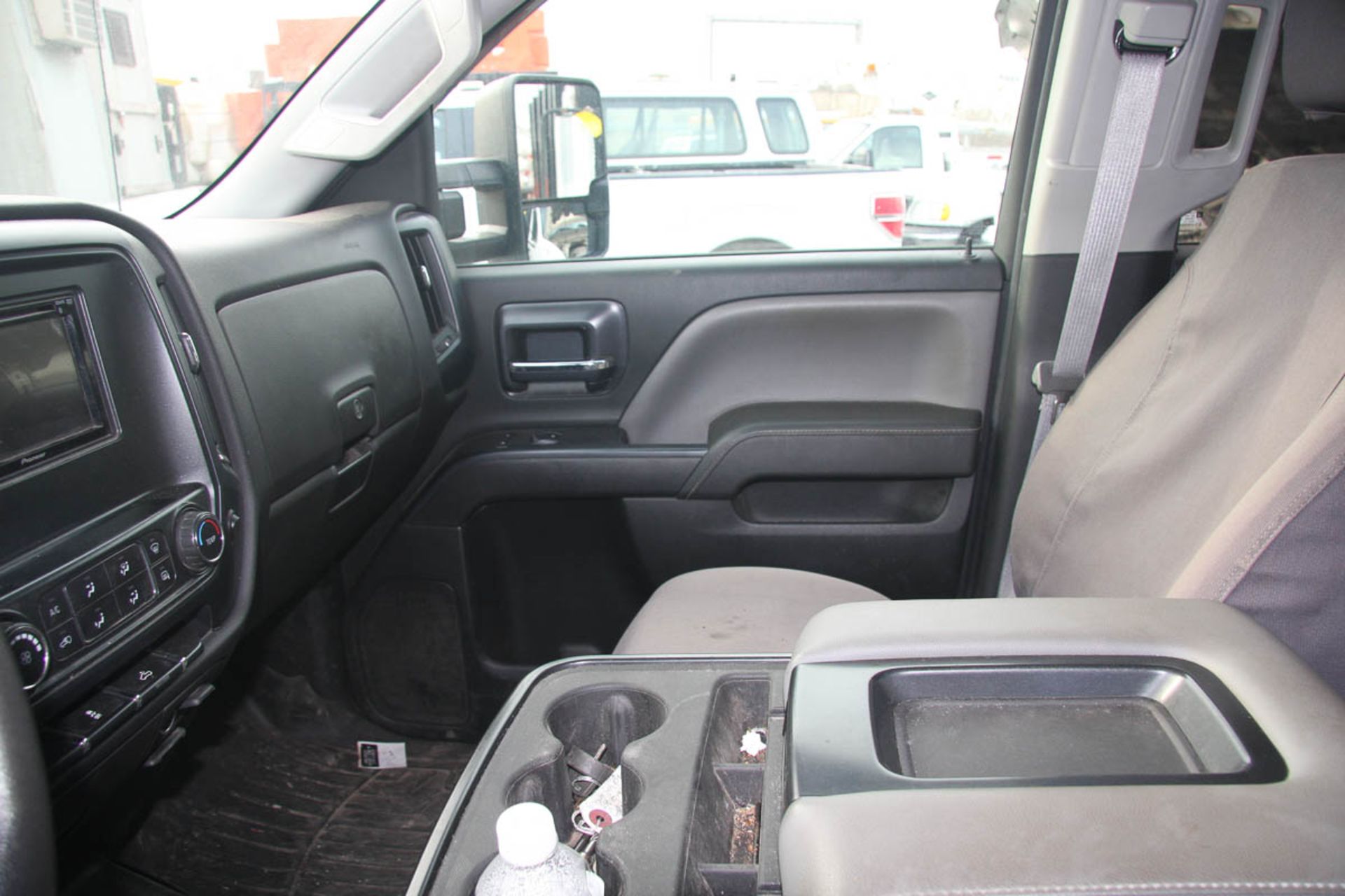 2015 CHEVY 2500HD SILVERADO PICKUP TRUCK, CREW CAB, 4-WHEEL DRIVE, AUTOMATIC, POWER WINDOWS & DOORS, - Image 7 of 11