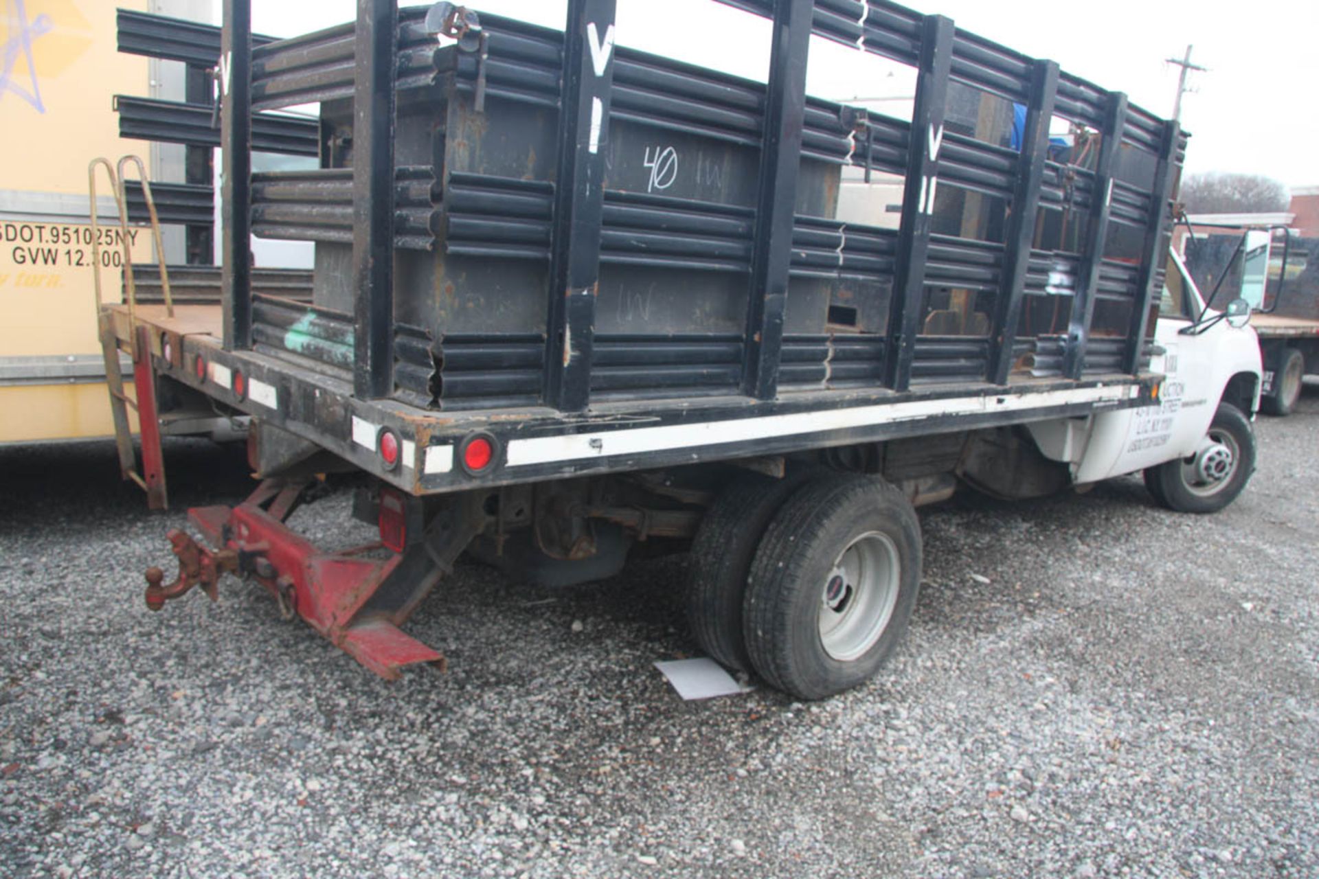 2007 GMC 3500HD 12' STAKE BODY TRUCK, AUTOMATIC, APPROXIMATELY 20,011 MILES, VIN: GDJC34K17E585253 - Image 7 of 19