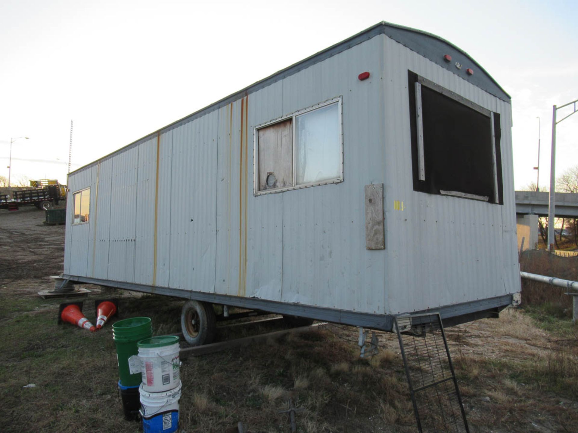 APPROXIMATELY 28' OFFICE TRAILER [LOCATED @ MARINE PARKWAY BRIDGE - QUEENS SIDE] - Image 5 of 9