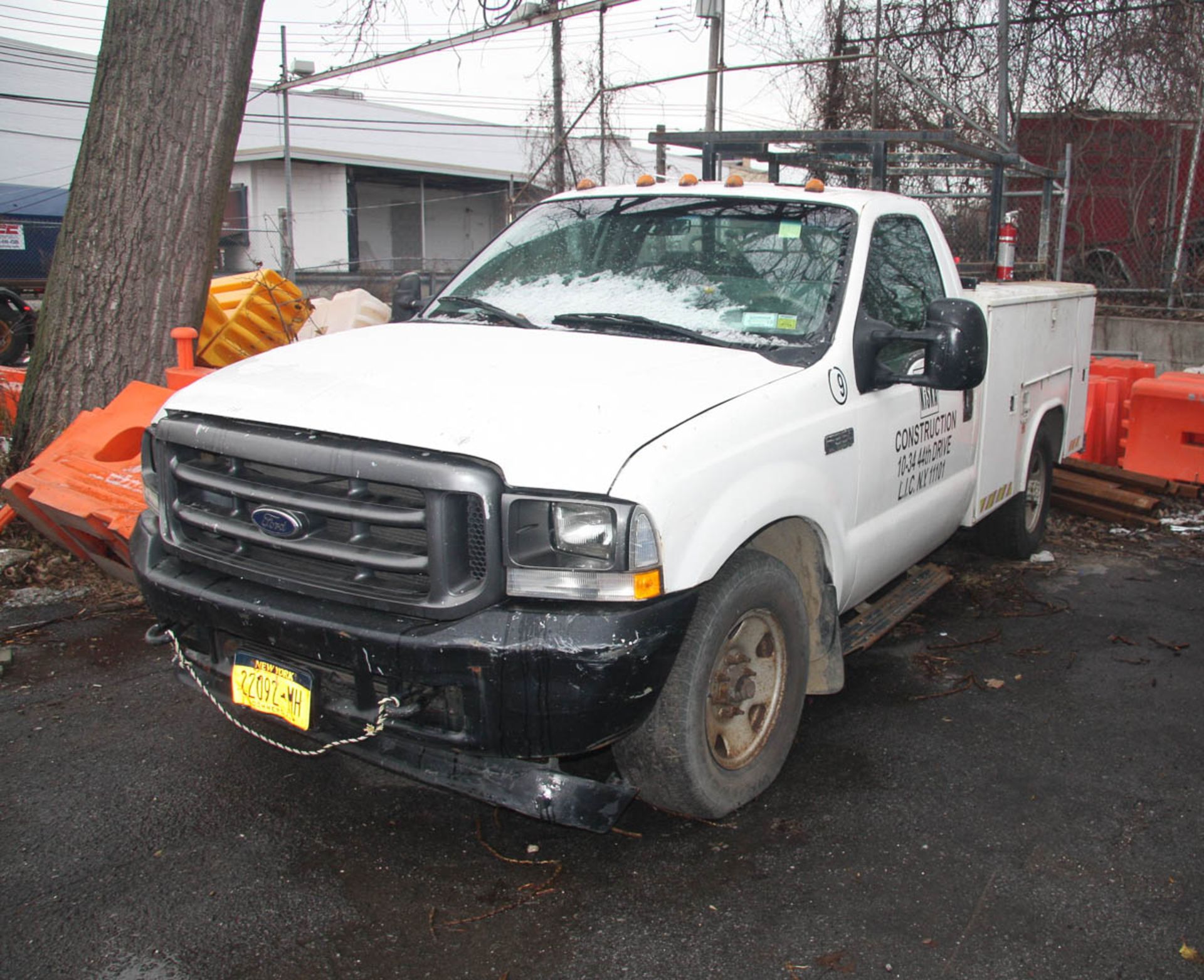 2002 FORD F-350 XL SUPER DUTY UTILITY TRUCK, AUTOMATIC, WITH 68,921 APPROXIMATE MILES, TRITON 5.