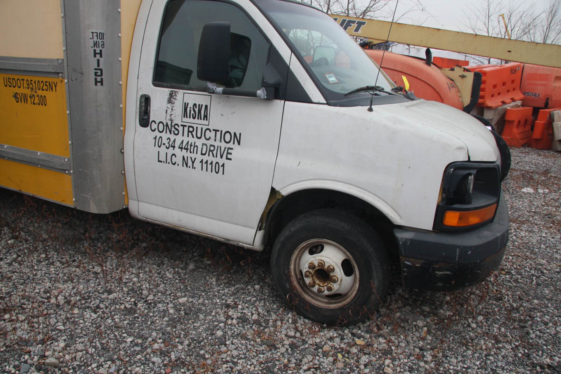 2008 GMC 15' BOX TRUCK, MORGAN BOX BODY, DUAL REAR WHEELS, SLIDE-OUT LOADING RAMP, APPROXIMATELY - Image 14 of 15