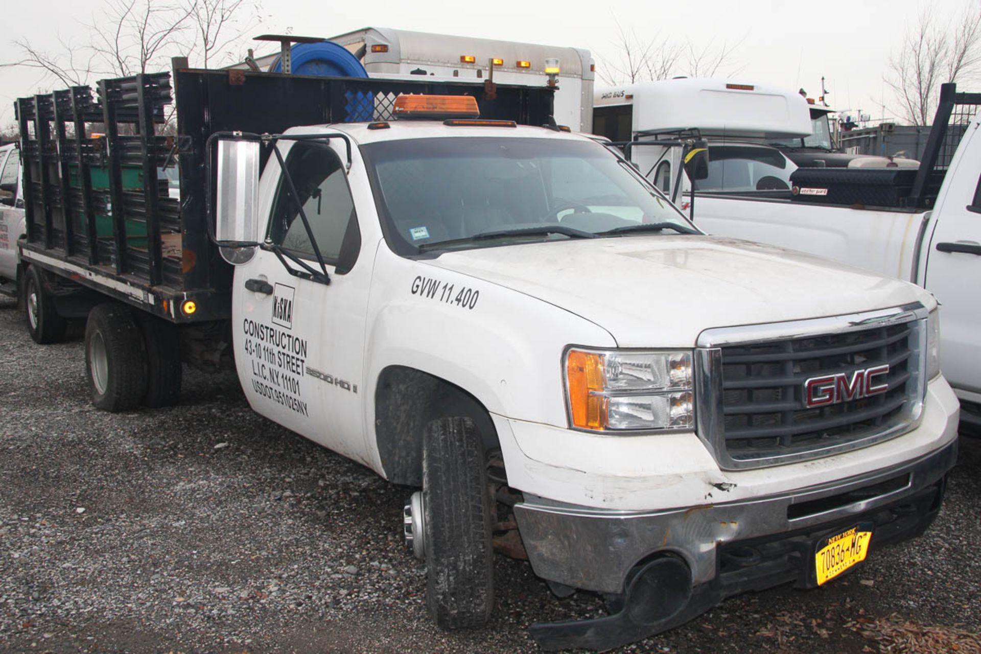 2007 GMC 3500HD 12' STAKE BODY TRUCK, AUTOMATIC, APPROXIMATELY 20,011 MILES, VIN: GDJC34K17E585253 - Image 2 of 19