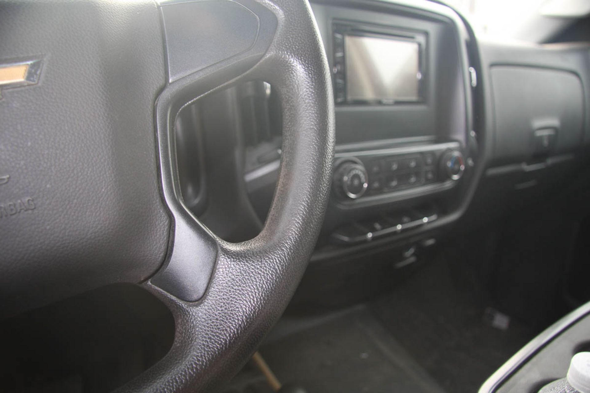 2015 CHEVY 2500HD SILVERADO PICKUP TRUCK, CREW CAB, 4-WHEEL DRIVE, AUTOMATIC, POWER WINDOWS & DOORS, - Image 5 of 11