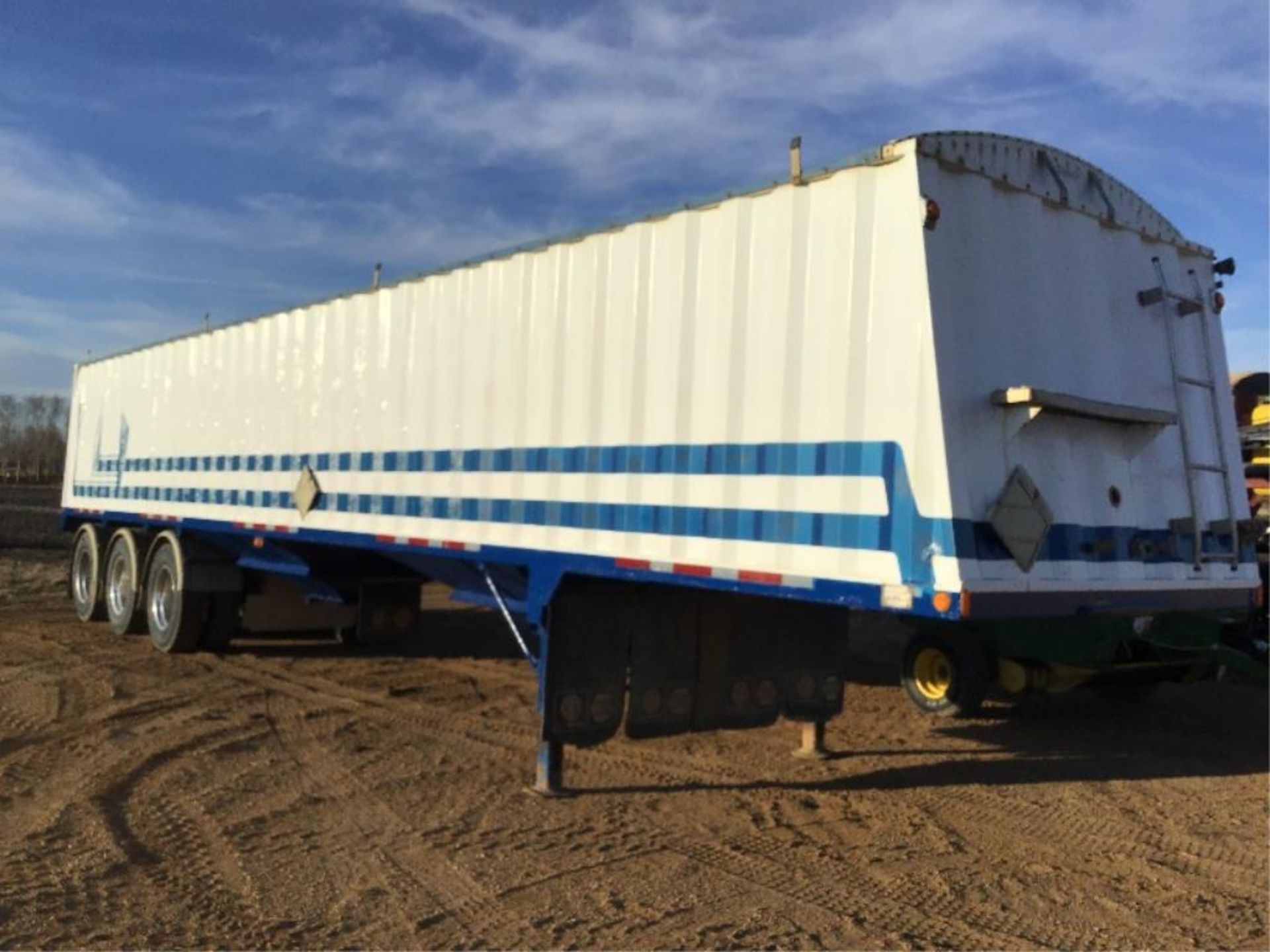 1998 Doepker 45ft Tri-Hopper Tridem Grain Trailer