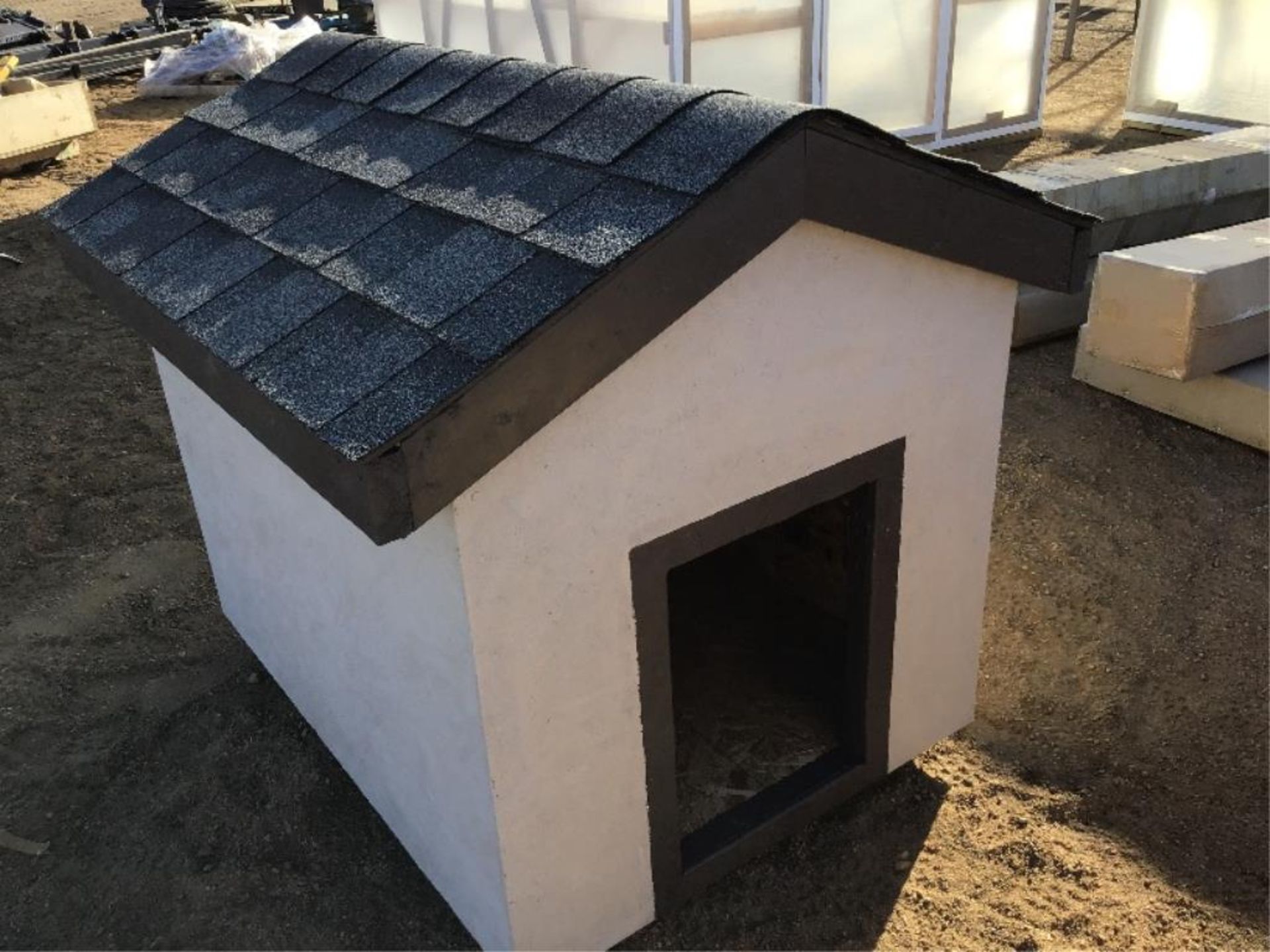 2-Tone Painted Doghouse