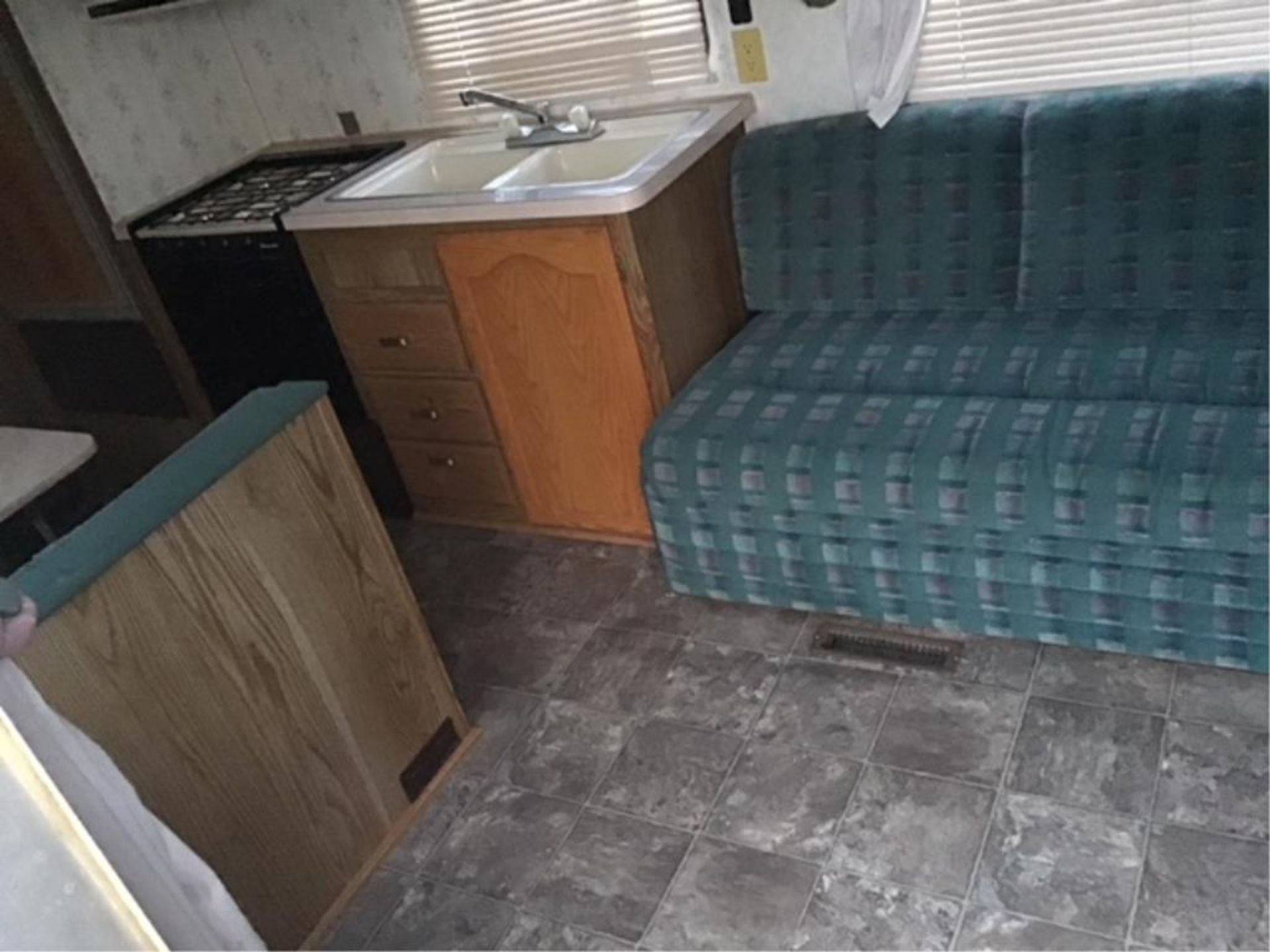 1991 Terry Resort by Fleetwood 5th Wheel Trailer - Image 4 of 6