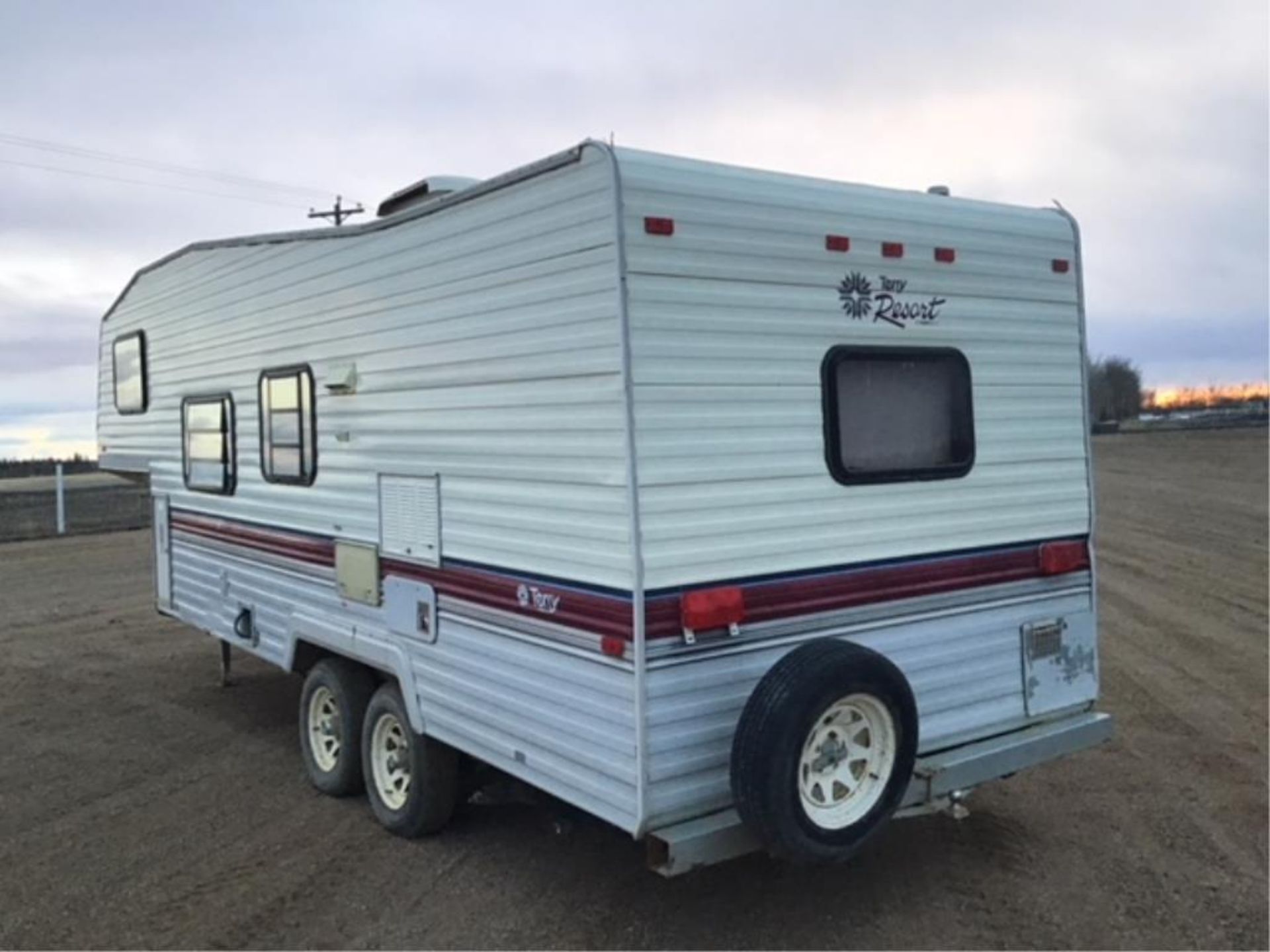 1991 Terry Resort by Fleetwood 5th Wheel Trailer - Image 3 of 6