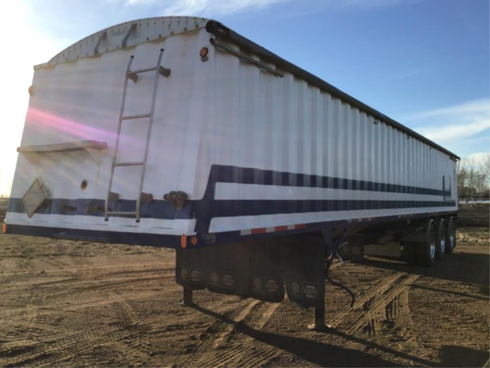 1998 Doepker 45ft Tri-Hopper Tridem Grain Trailer - Image 2 of 8