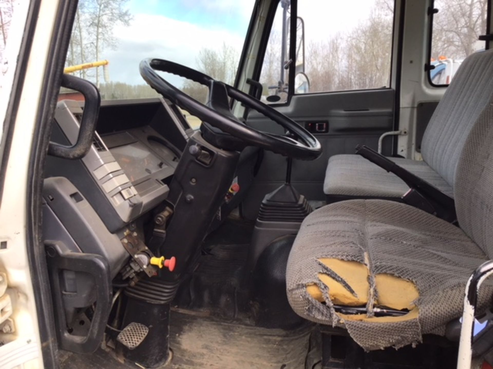 1991 GMC Cab over S/A Grain Truck Scissor hoist, 15.5' Wood Box,Diesel, Roll Tarp, SN - Image 5 of 6