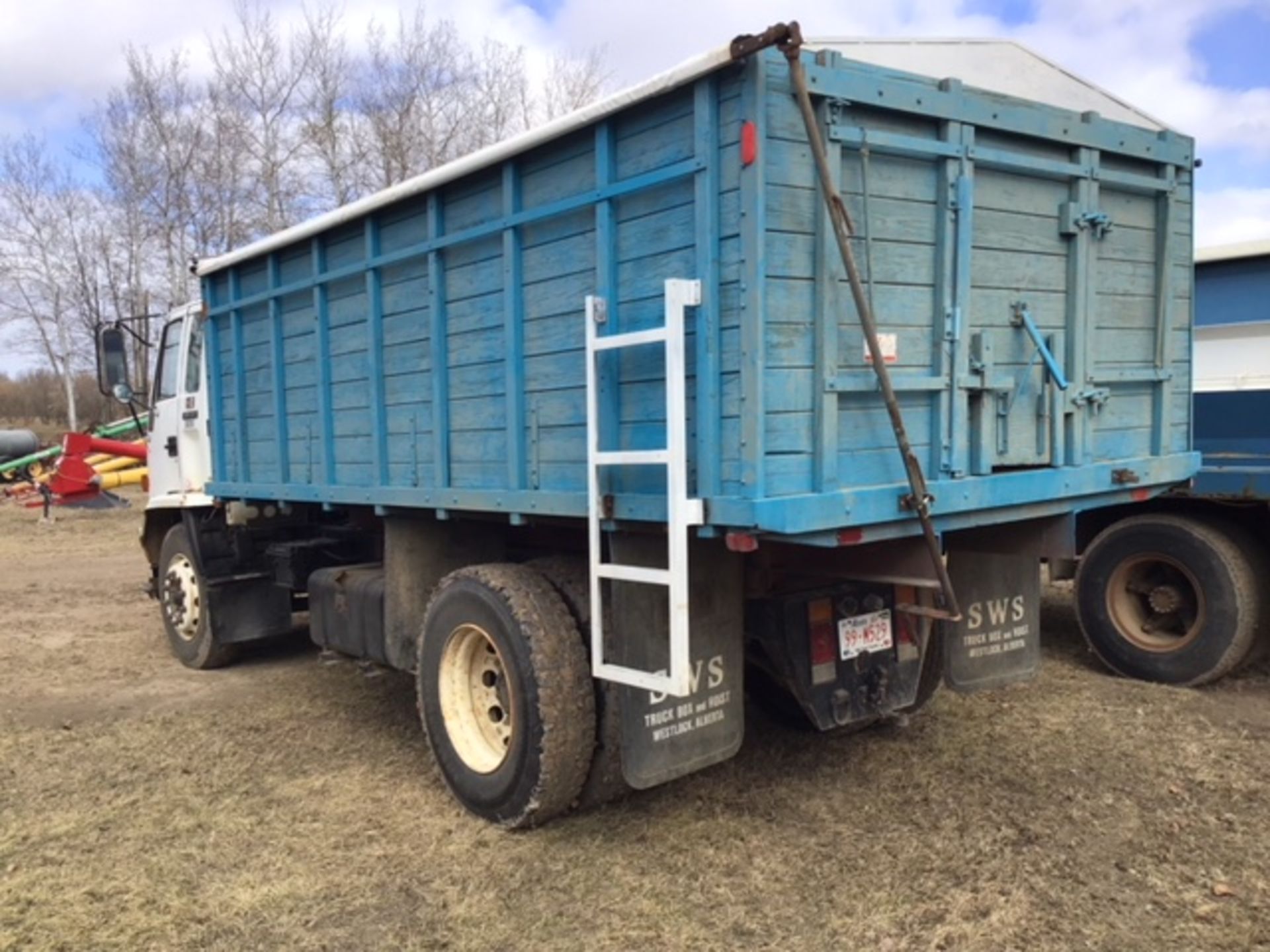 1991 GMC Cab over S/A Grain Truck Scissor hoist, 15.5' Wood Box,Diesel, Roll Tarp, SN - Image 4 of 6