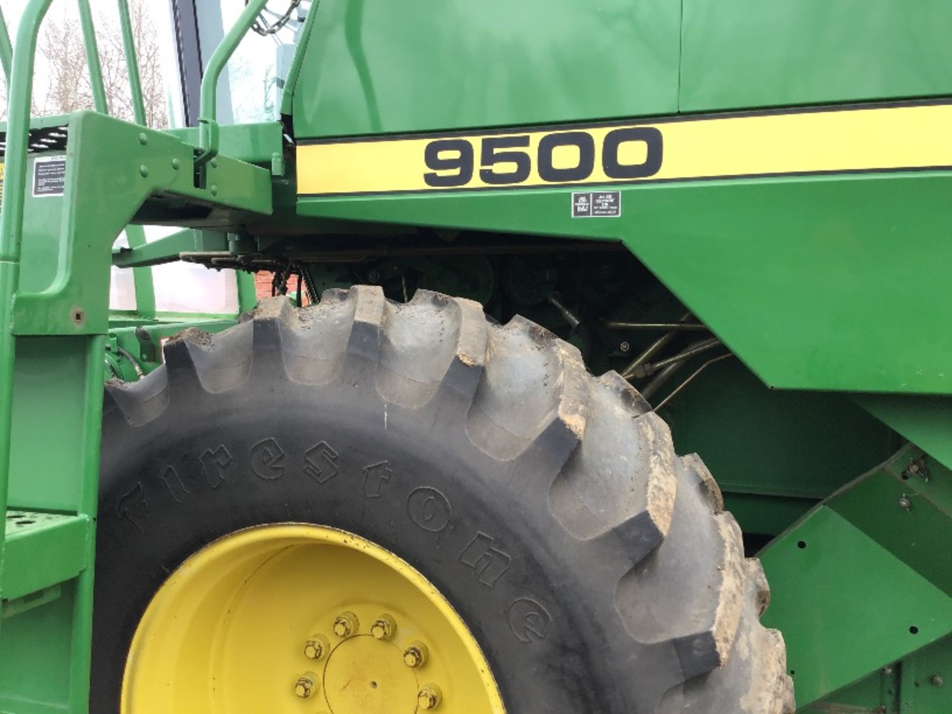 9500 John Deere Combine c/w 914 Pickup Header, Chopper, 4747 eng hrs, 3356 sep hrs, SN - Image 8 of 14