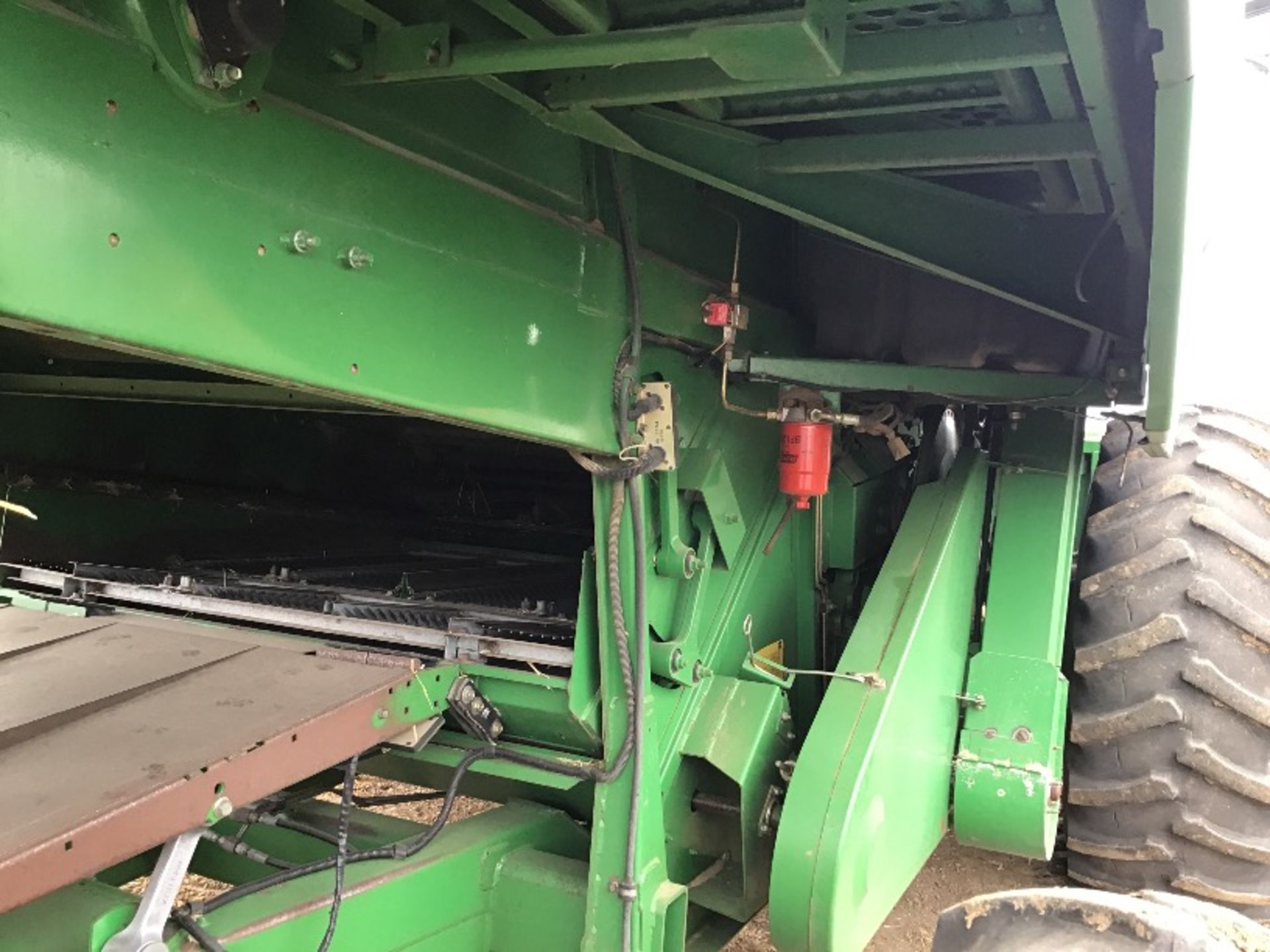 9500 John Deere Combine c/w 914 Pickup Header, Chopper, 4747 eng hrs, 3356 sep hrs, SN - Image 4 of 14