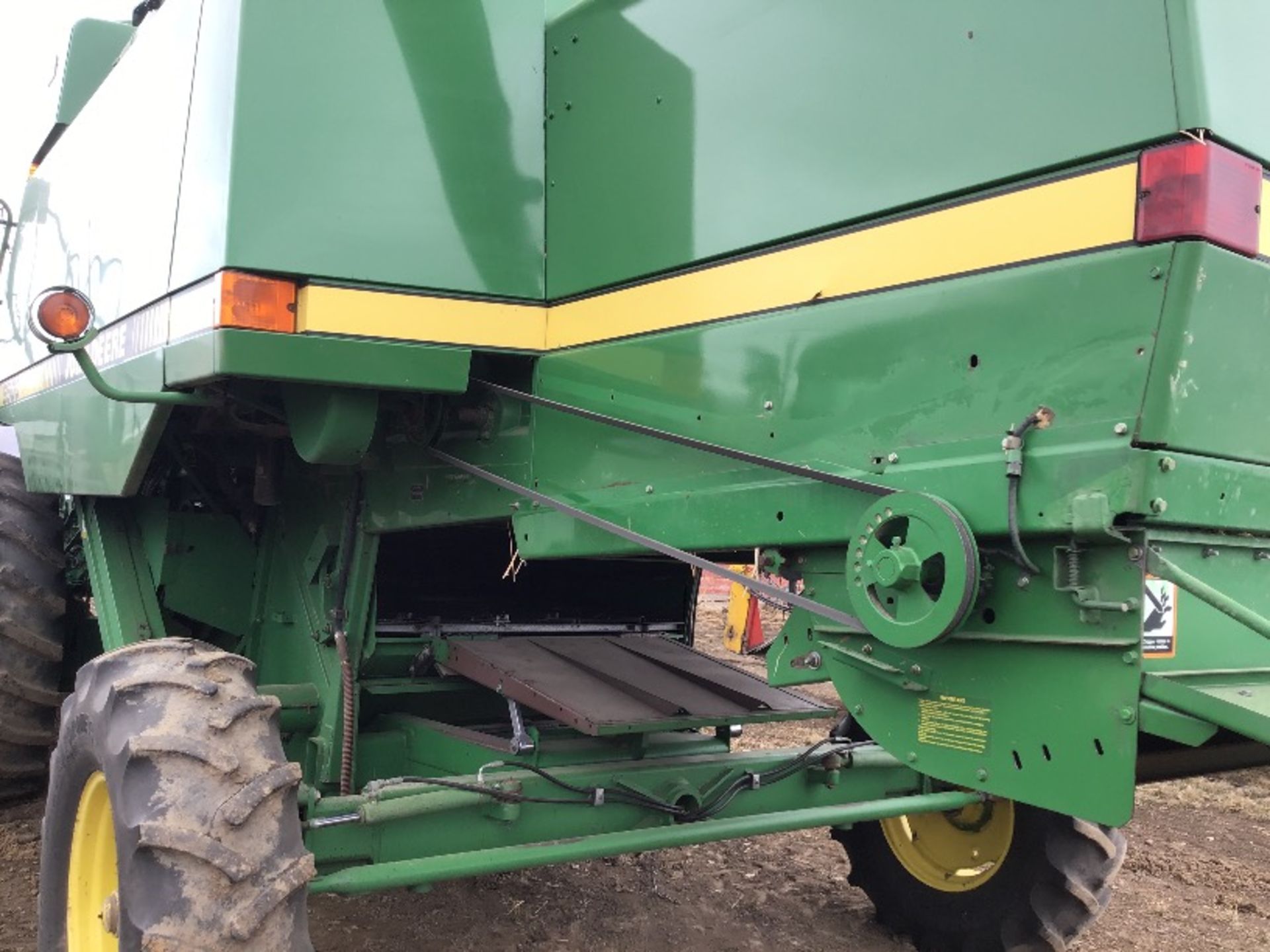 9500 John Deere Combine c/w 914 Pickup Header, Chopper, 4747 eng hrs, 3356 sep hrs, SN - Image 7 of 14