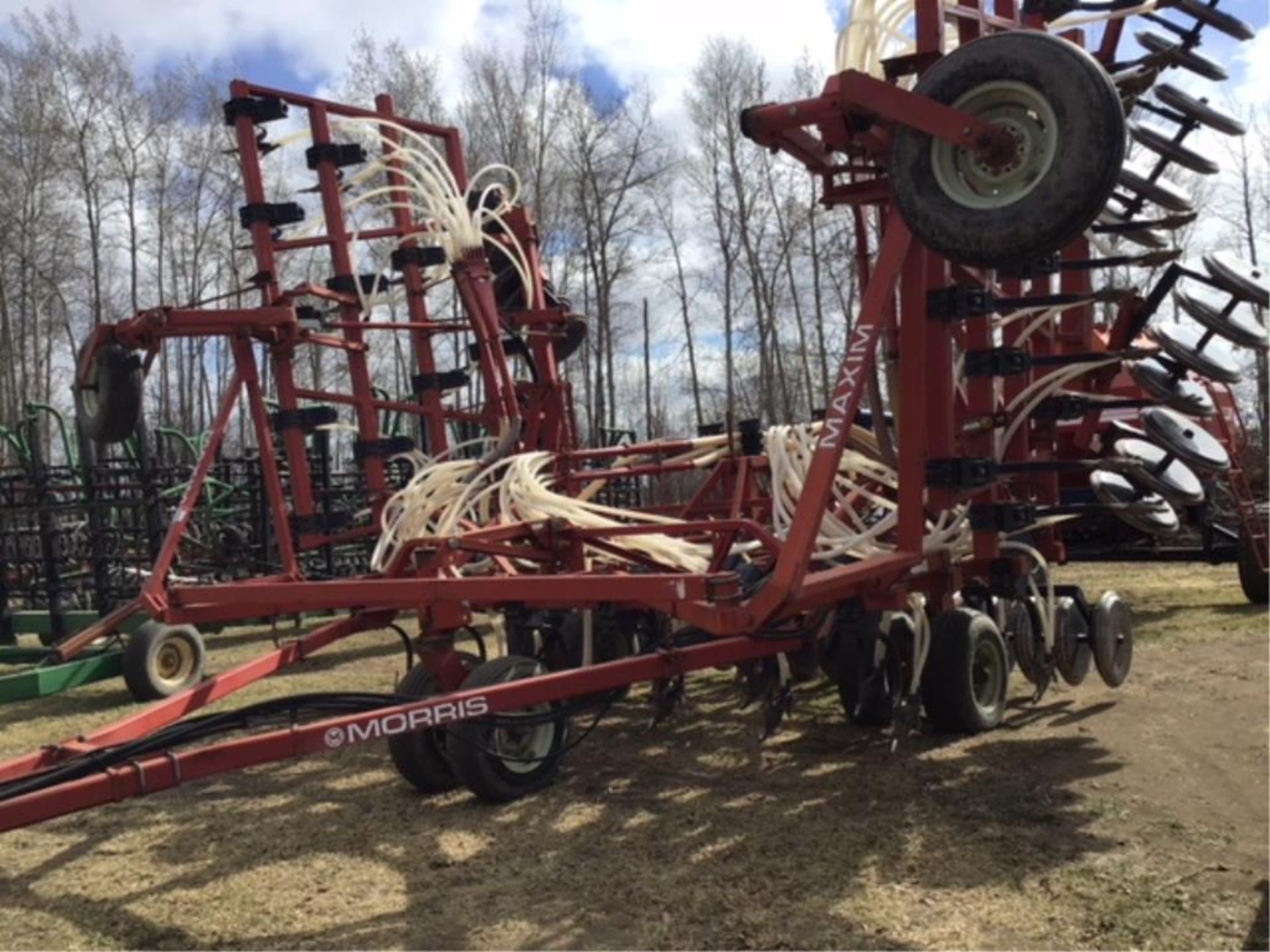 39ft Morris Air Drill w/7180 Tank 1in Spread Tip Edge On Openers, 10in Spacing, Double Shoot, 3in - Image 2 of 2