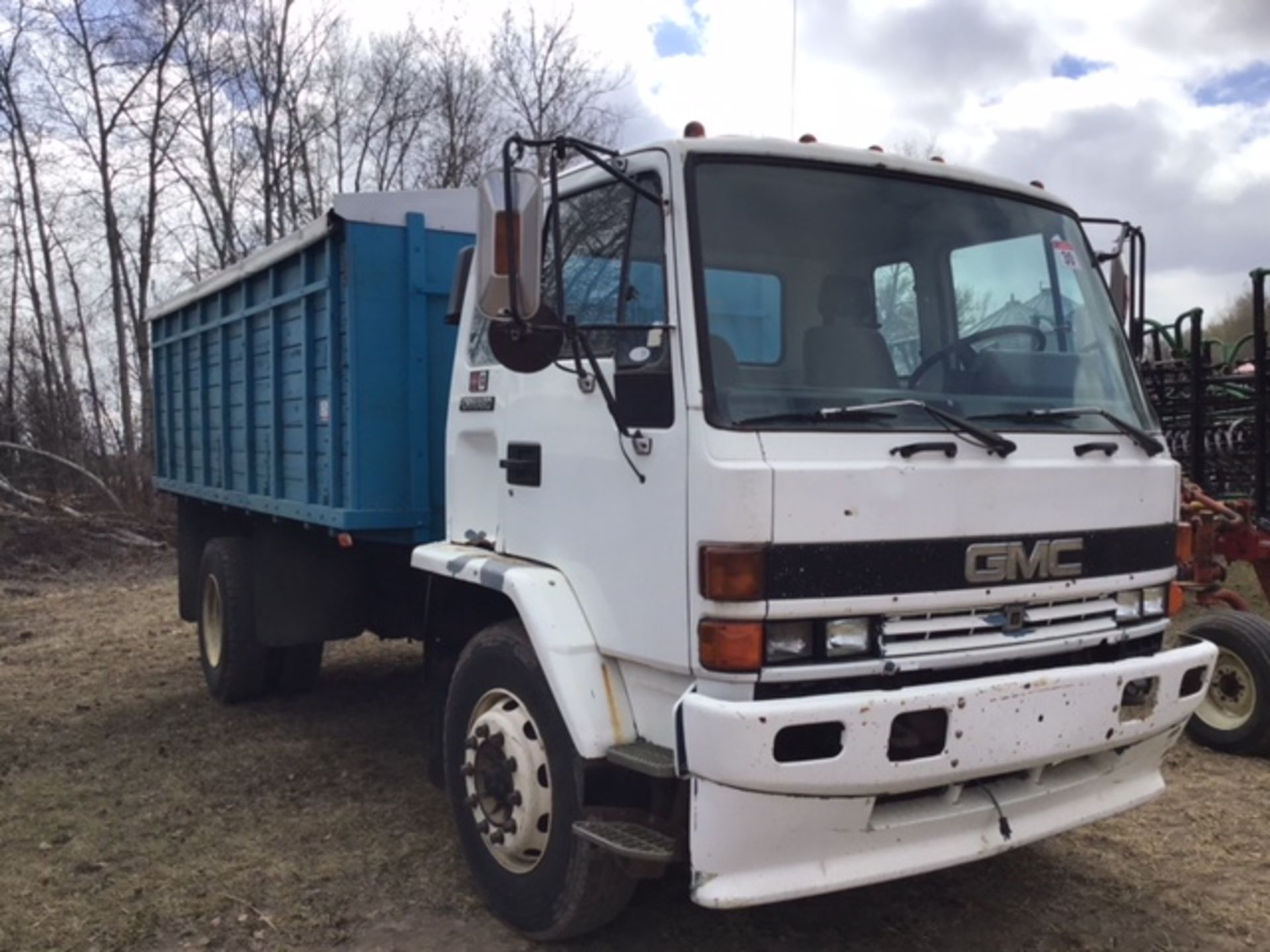 1991 GMC Cab over S/A Grain Truck Scissor hoist, 15.5' Wood Box,Diesel, Roll Tarp, SN - Image 2 of 6