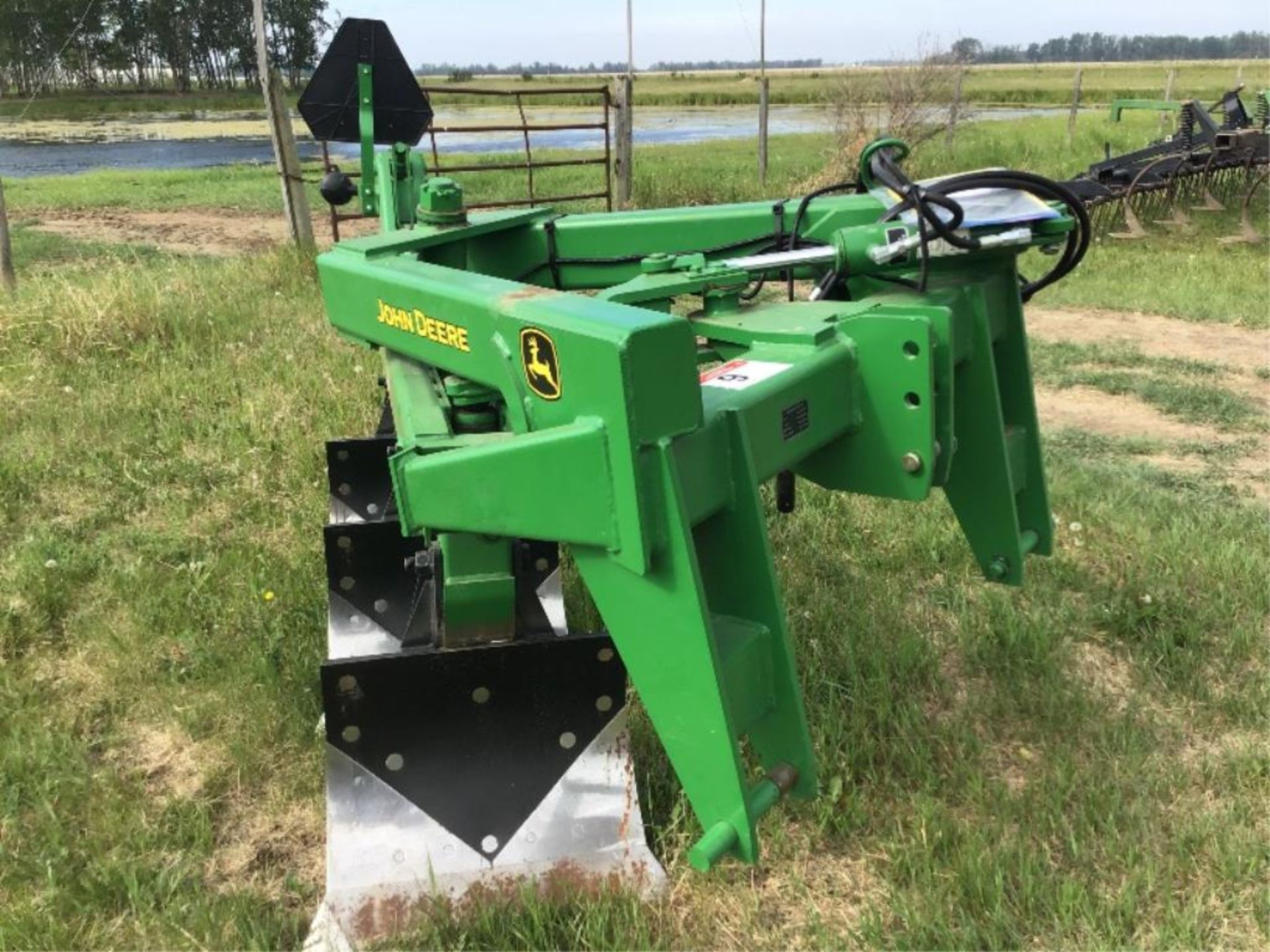 2016 975 Integral Rev In Furrow Moldboard Plow 3 Bottom, Very low Acers, One Owner Unit, s/n - Image 2 of 2