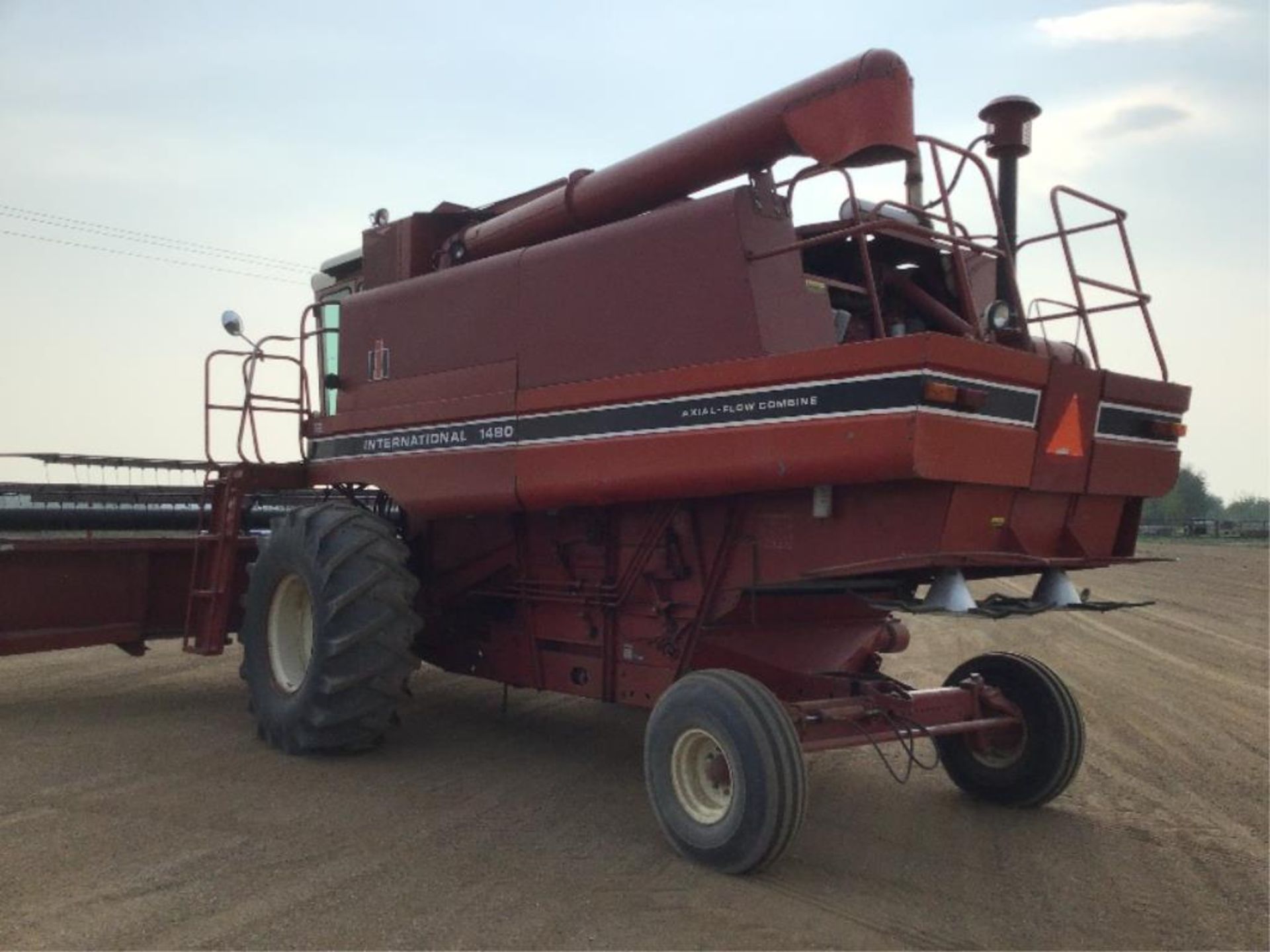 Case IH 1480 Combine - Image 4 of 10