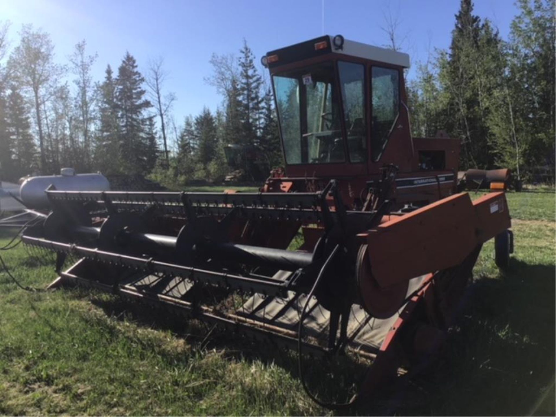 4000 IH 16.5ft Swather Gas Eng, Pickup Reel