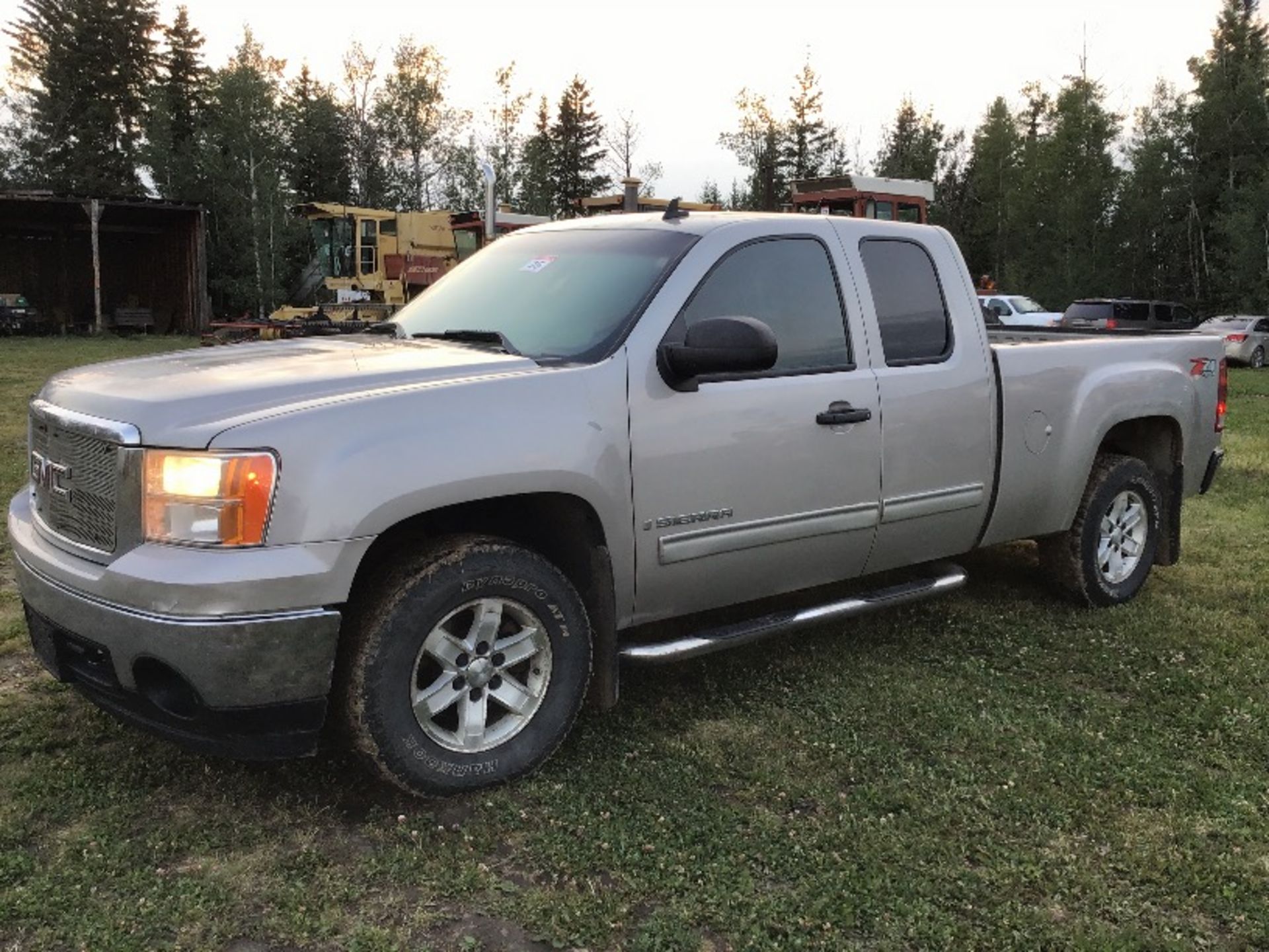 2008 GMC Sierra 1500 Ext/Cab Z71 4x4 Pickup VIN 1GTEK190X8Z247221 235000km - Image 2 of 12