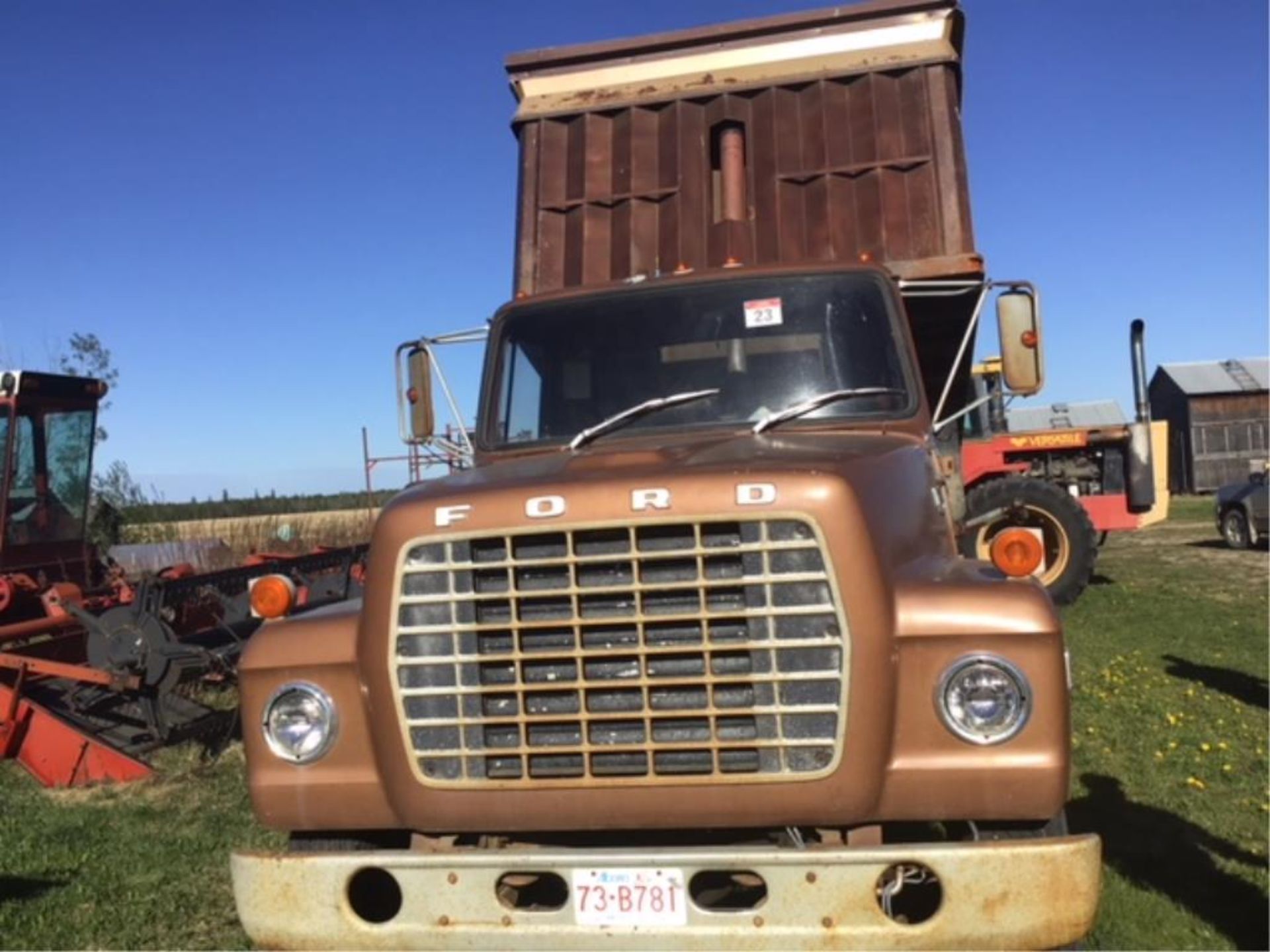 1975 Ford T/A Grain Truck VIN T88HJVV54889 20ft Steel Box & Roll Tarp, 477 Gas Eng, 5 & 3 Trans, - Image 2 of 8