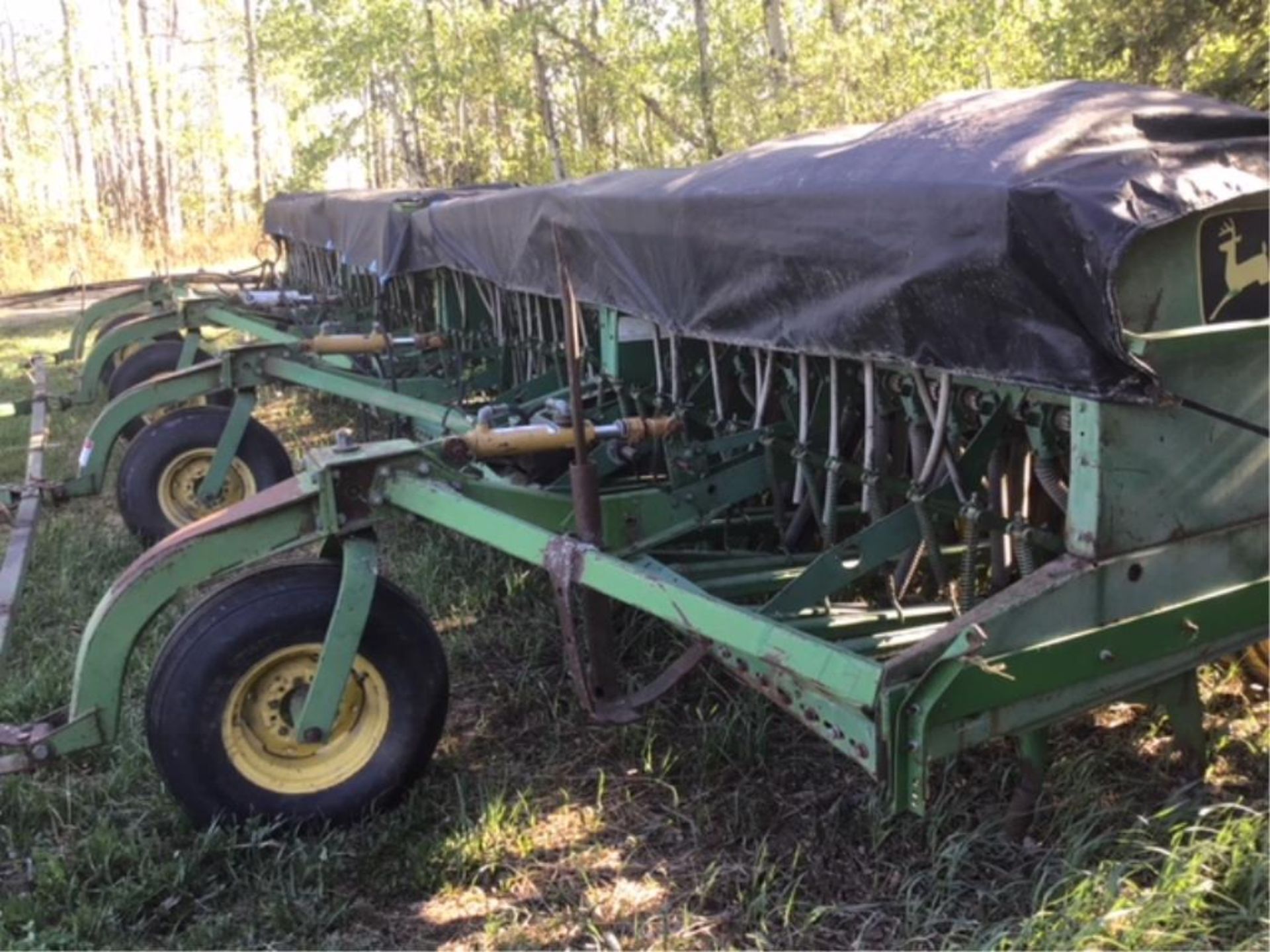 9350 John Deere 32ft Hoe Drill (4) 8ft Sections, Grass Seed Attachment, Rubber Packers - Image 2 of 6