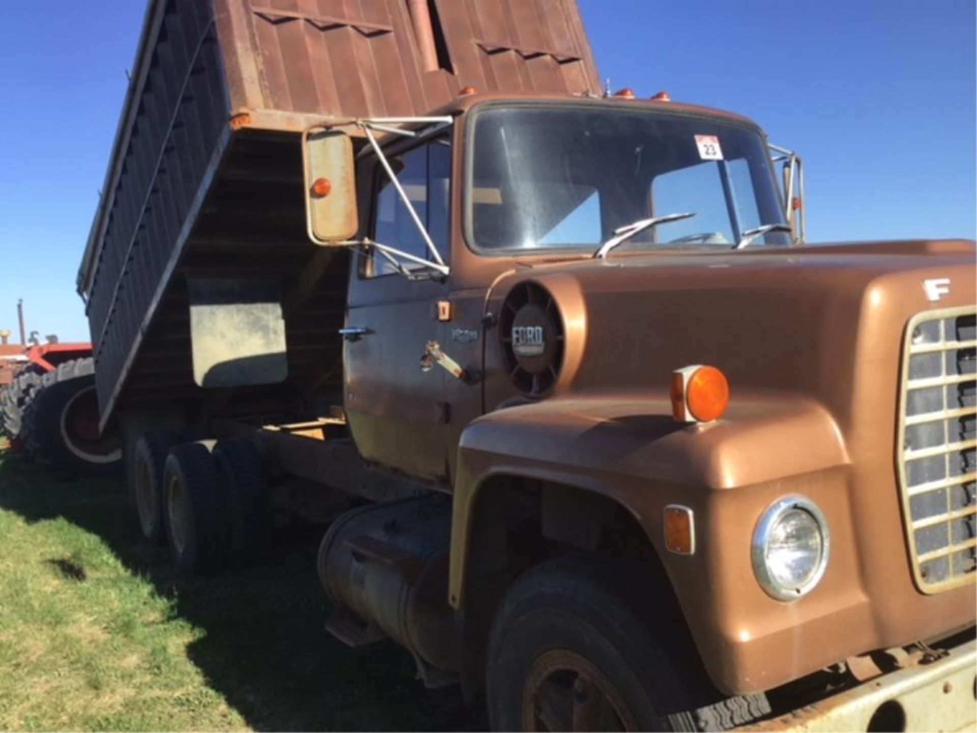 1975 Ford T/A Grain Truck VIN T88HJVV54889 20ft Steel Box & Roll Tarp, 477 Gas Eng, 5 & 3 Trans, - Image 3 of 8