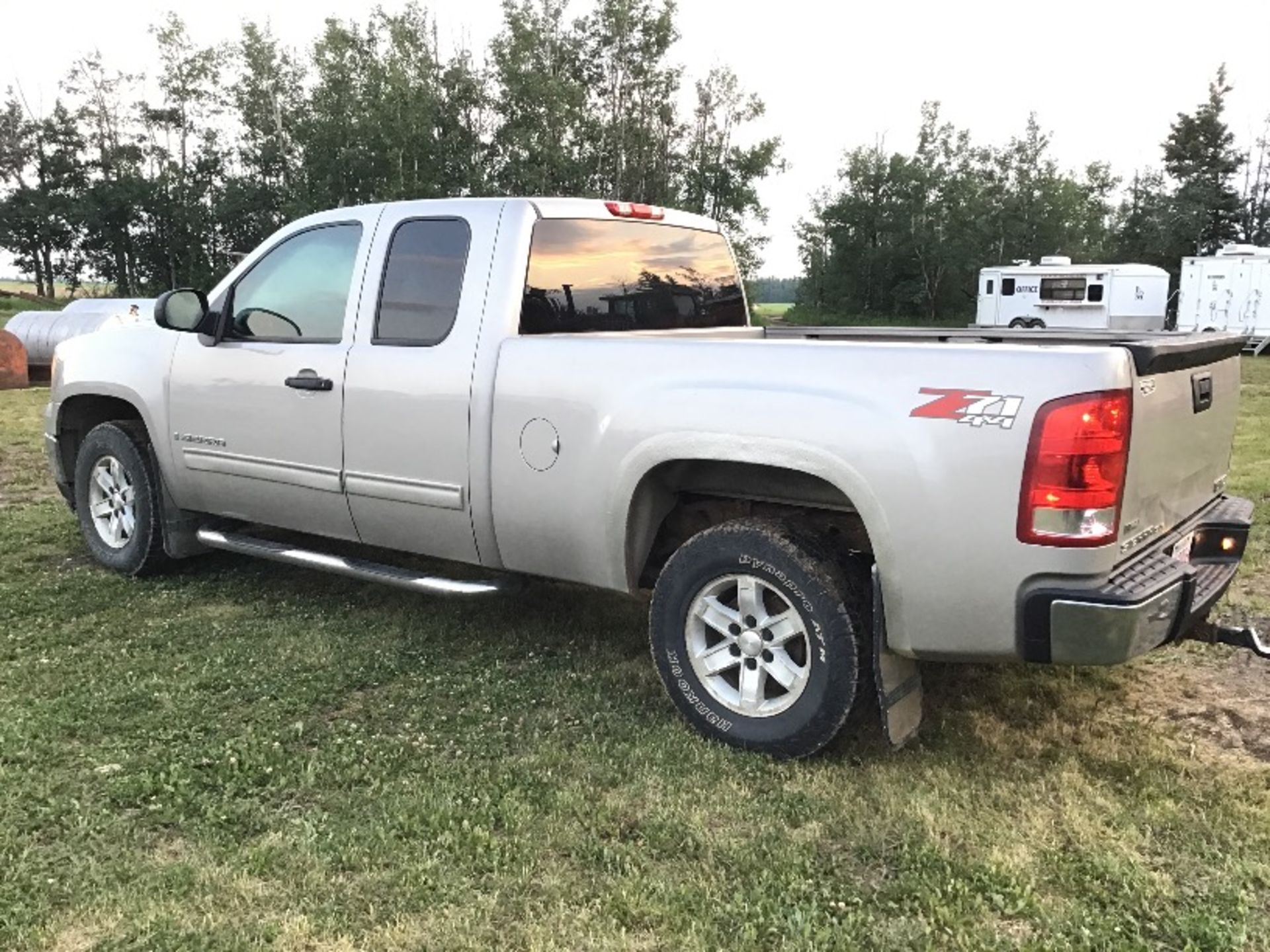 2008 GMC Sierra 1500 Ext/Cab Z71 4x4 Pickup VIN 1GTEK190X8Z247221 235000km - Image 3 of 12