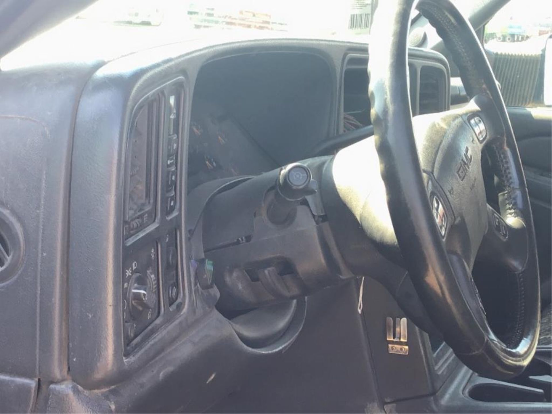 2004 GMC 25000HD Crew Cab 4x4 Pickup - Image 10 of 12