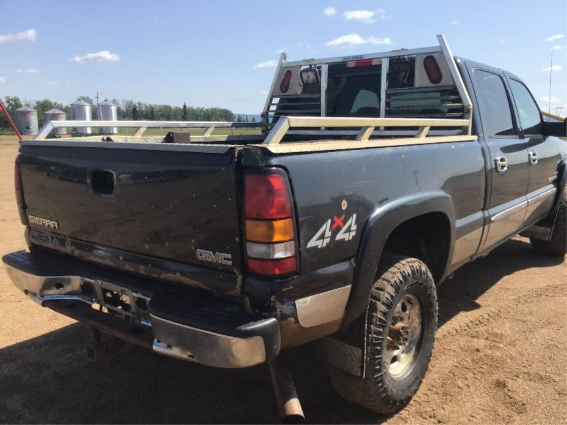 2004 GMC 25000HD Crew Cab 4x4 Pickup - Image 4 of 12