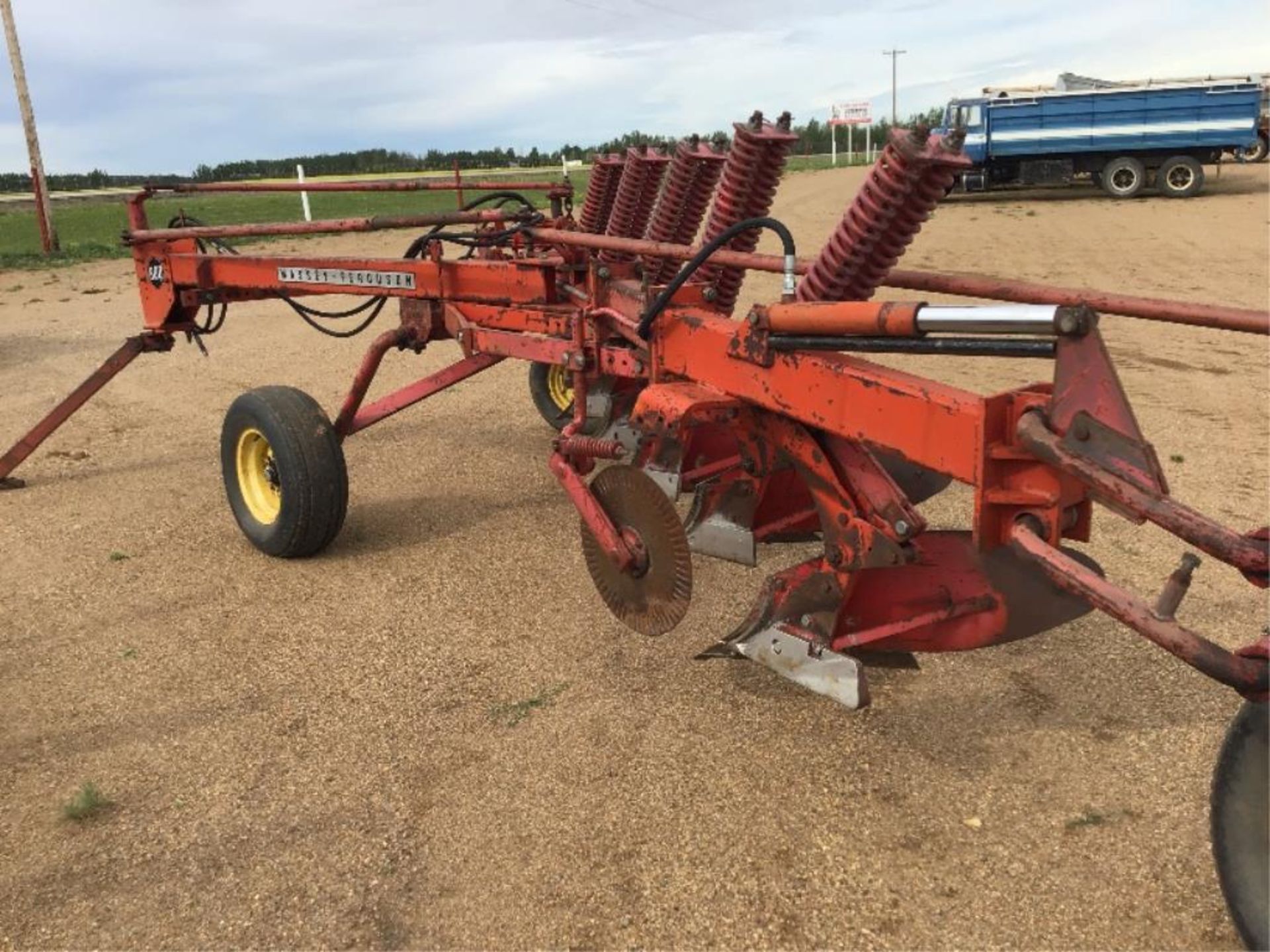 Massey Ferguson 880 5-Bottom Plow - Image 4 of 4