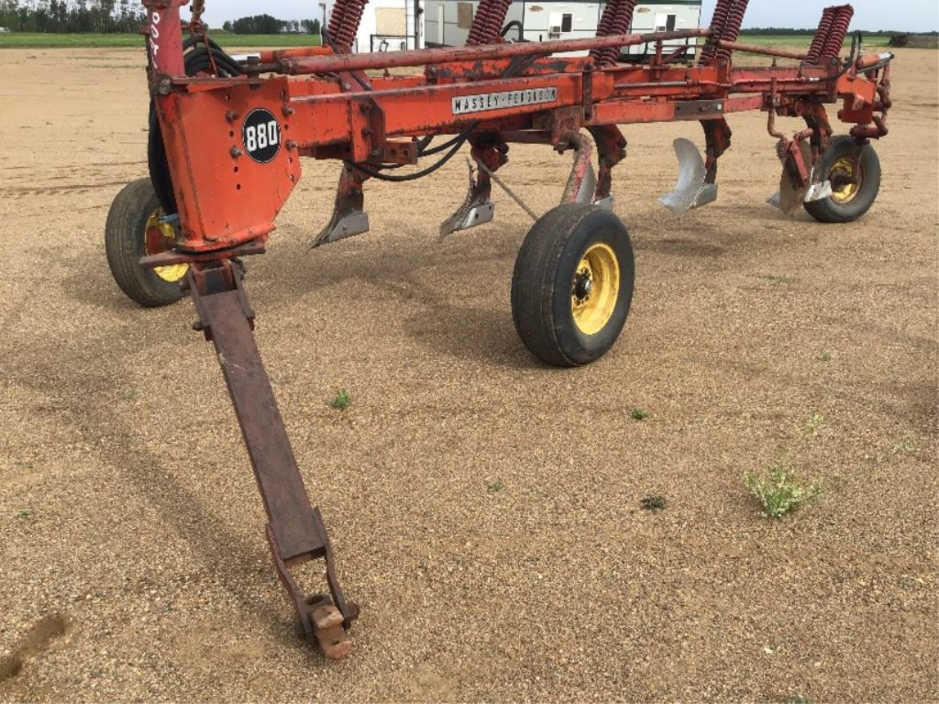 Massey Ferguson 880 5-Bottom Plow