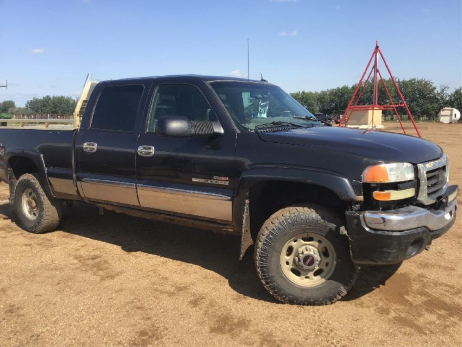 2004 GMC 25000HD Crew Cab 4x4 Pickup - Image 2 of 12