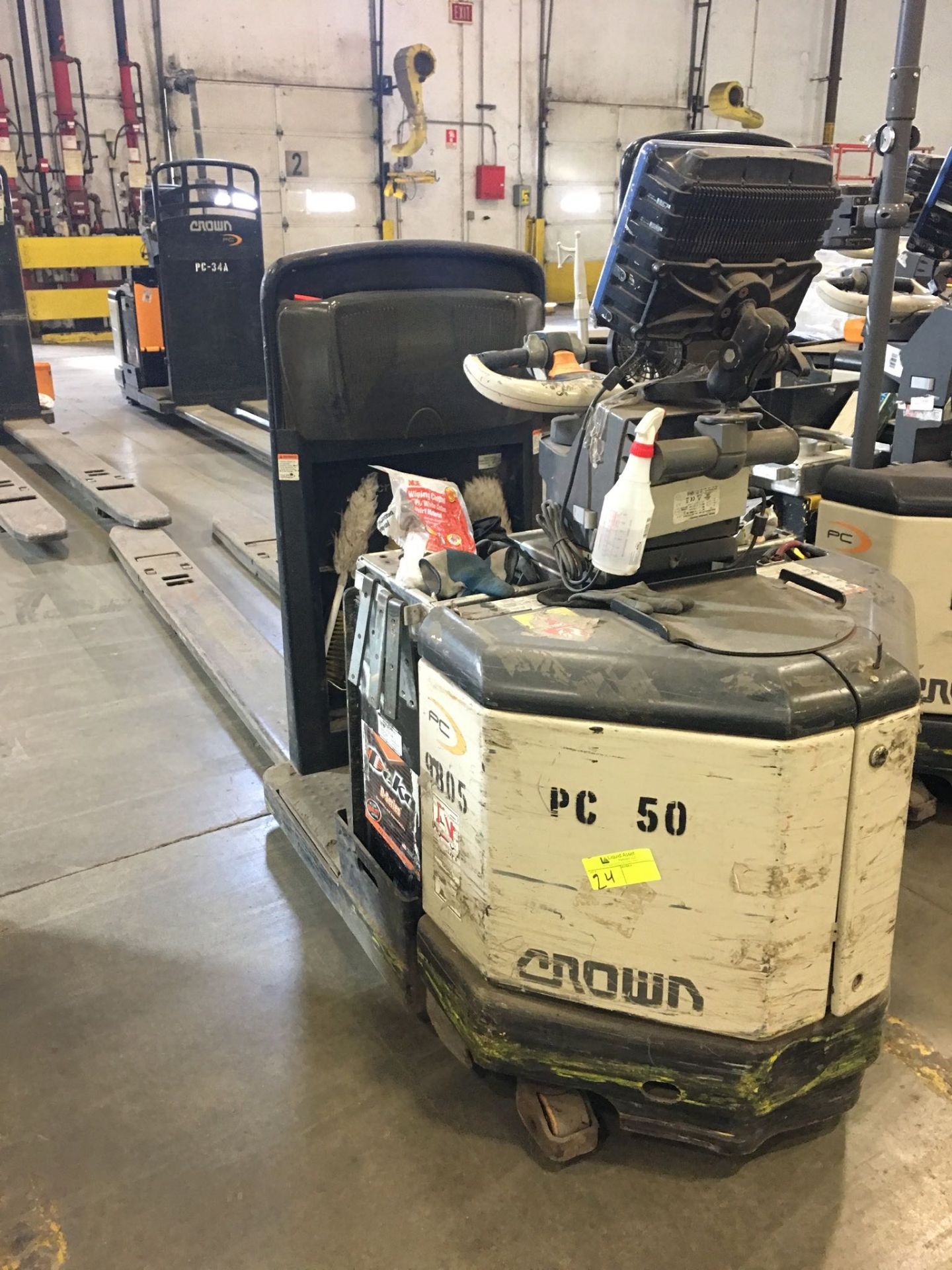 CROWN ELECTRIC PALLET JACK. Model #: PC4500-60. S/N: 6A295079. Hours (as of Oct 15, 2018): 3275.