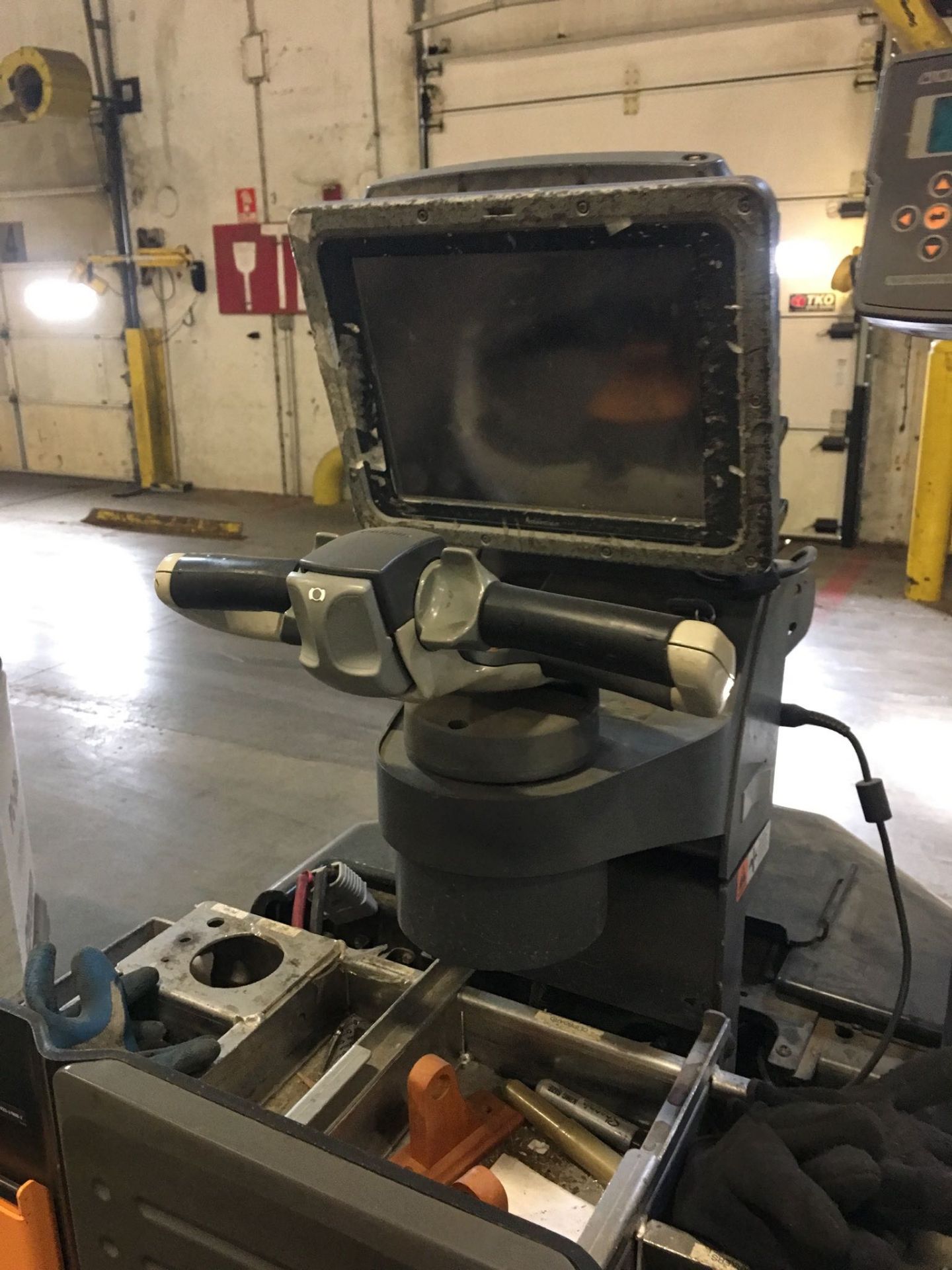 CROWN ELECTRIC PALLET JACK. Model #: PC4500. S/N: 10027892. Hours (as of Oct 15, 2018): 498. Year: - Image 2 of 3