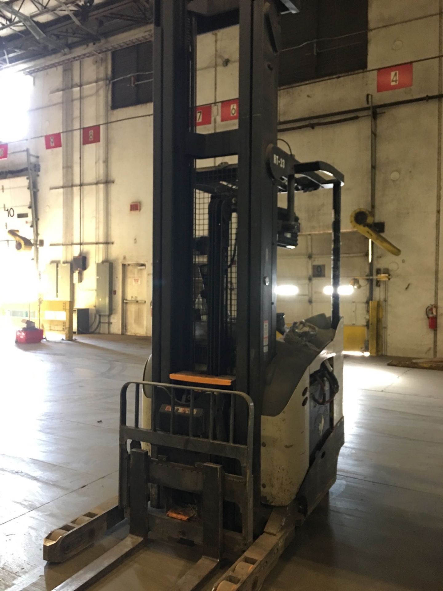 CROWN REACH TRUCK. Model #: RR5700. S/N: 1A433675. Hours (as of Oct 15, 2018): 959. Year: 2015. Mast - Image 2 of 2