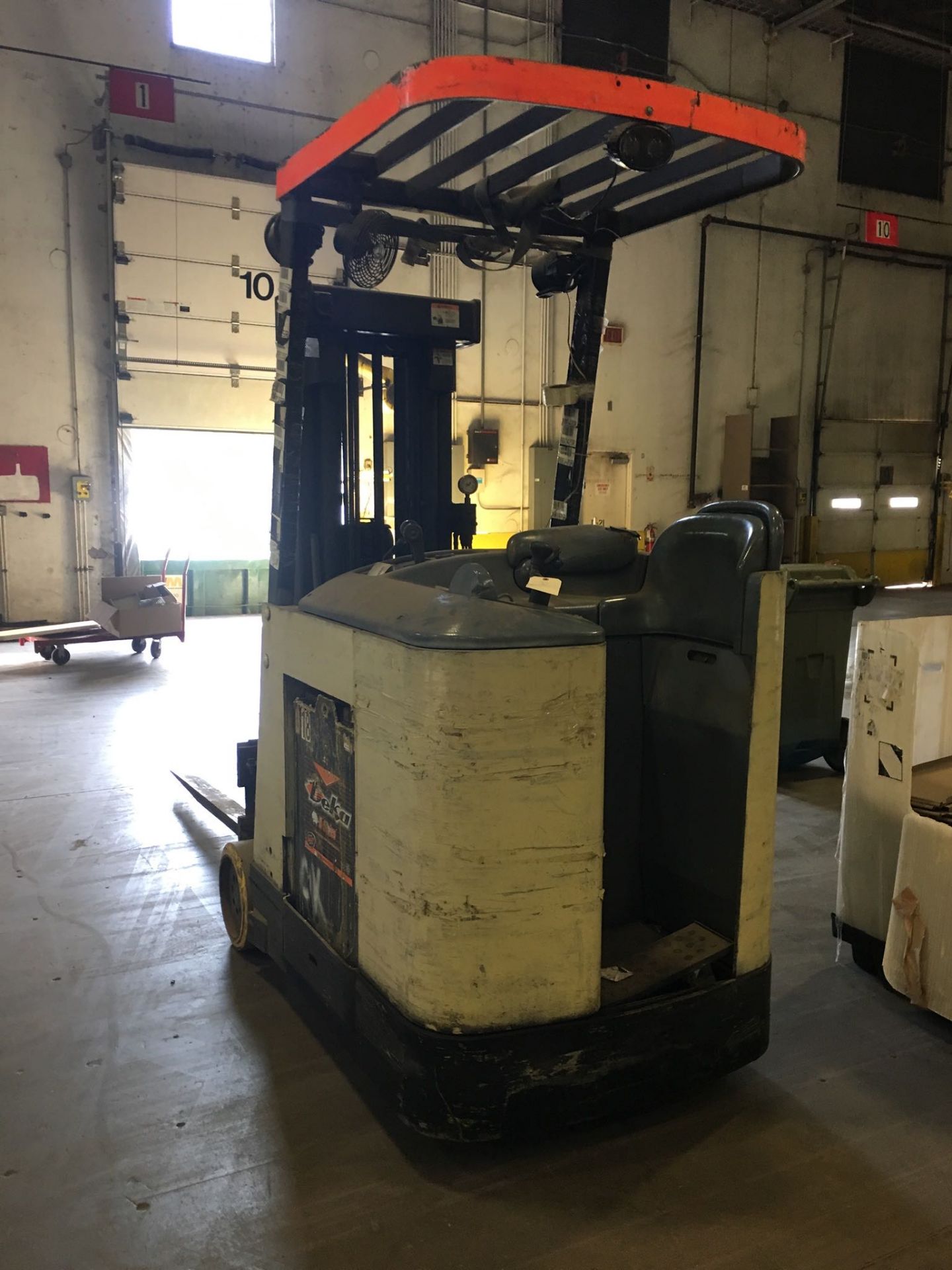 CROWN STAND UP FORKLIFT. Model #: RC3000. S/N: 1A241589. Hours (as of Oct 15, 2018): 10700. Year: - Image 2 of 2