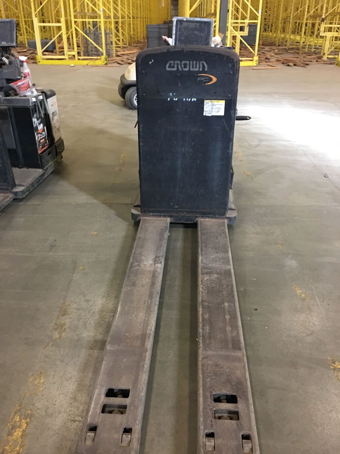 CROWN ELECTRIC PALLET JACK. Model #: PC4500. S/N: 6A315423. Hours (as of Oct 15, 2018): 3880. - Image 3 of 3