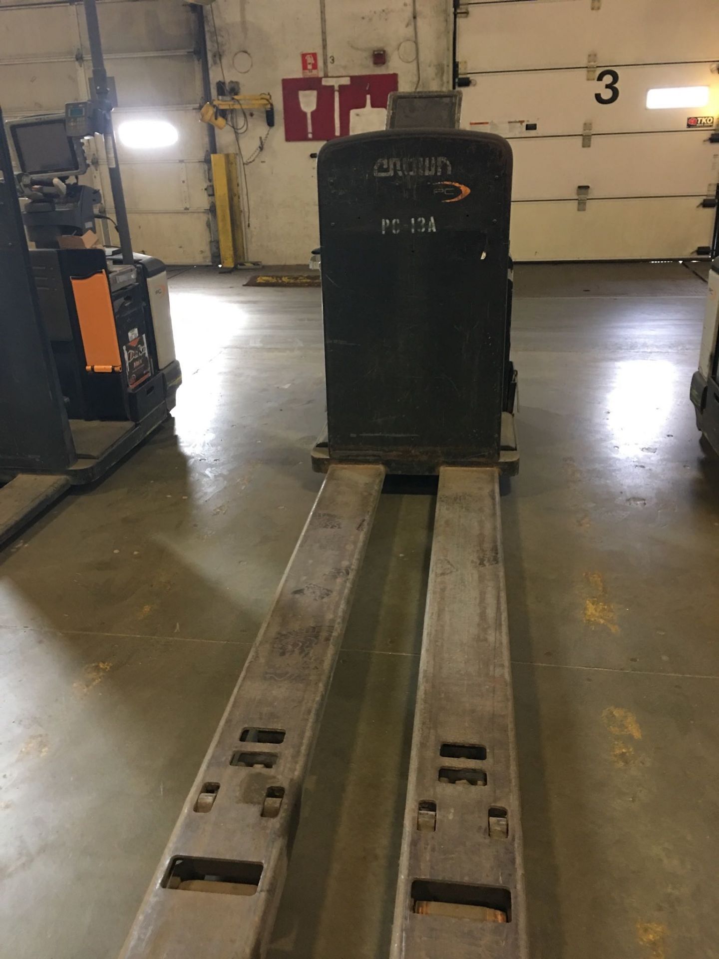CROWN ELECTRIC PALLET JACK. Model #: PC4500. S/N: 6A315420. Hours (as of Oct 15, 2018): 3746. - Image 3 of 3