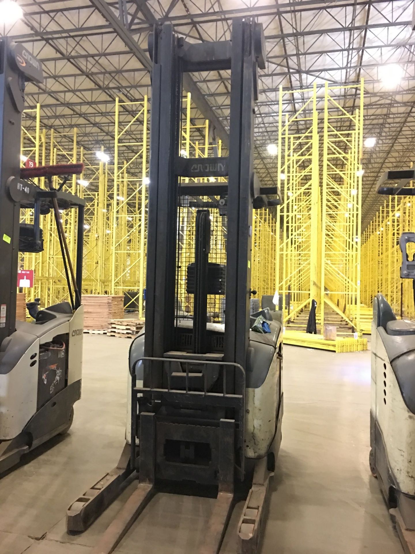 CROWN REACH TRUCK. Model #: RR5200. S/N: 1A241146. Hours (as of Oct 15, 2018): 14250. Year: 2001. - Image 2 of 4