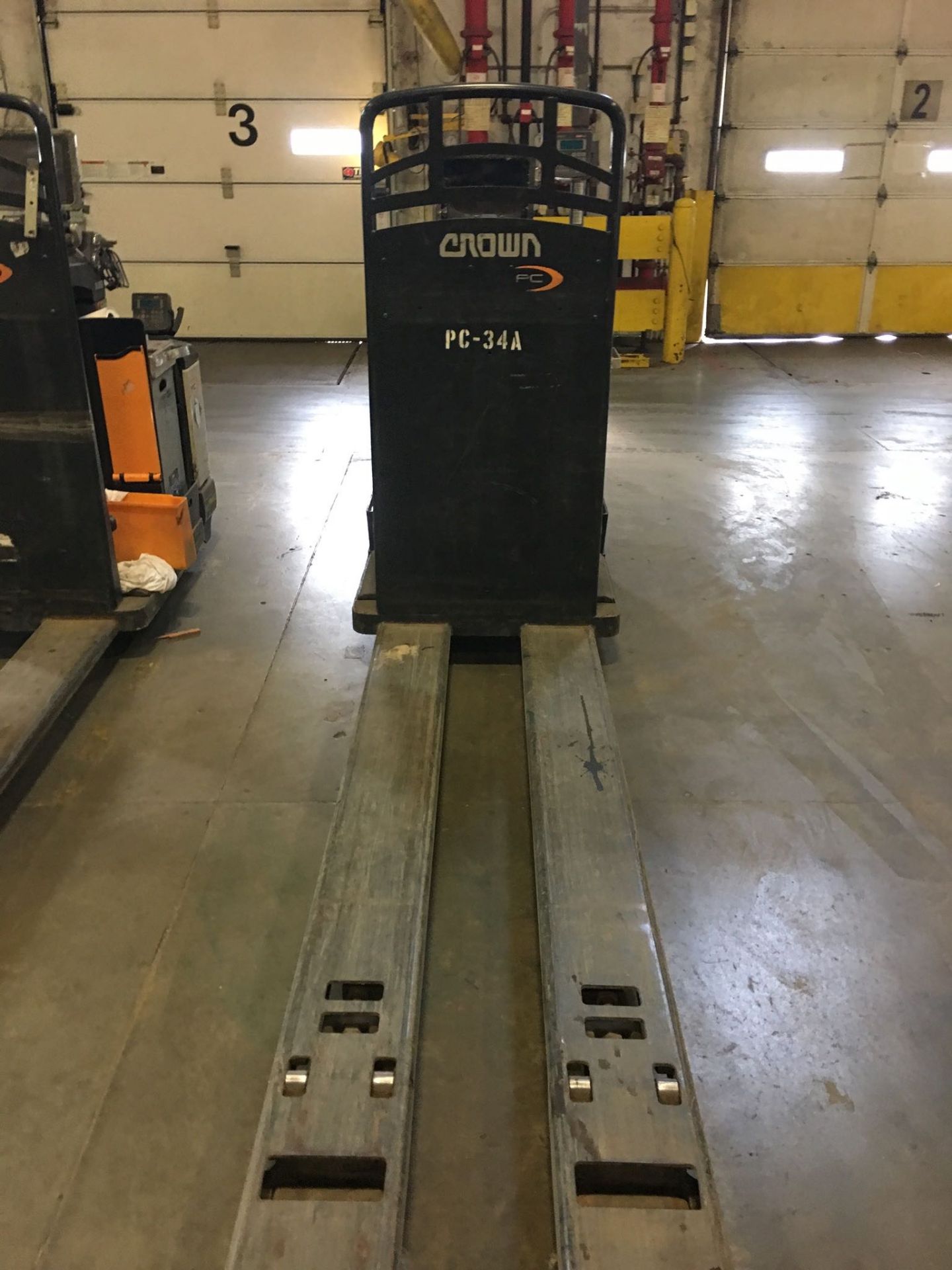 CROWN ELECTRIC PALLET JACK. Model #: PC4500. S/N: 10027892. Hours (as of Oct 15, 2018): 498. Year: - Image 3 of 3